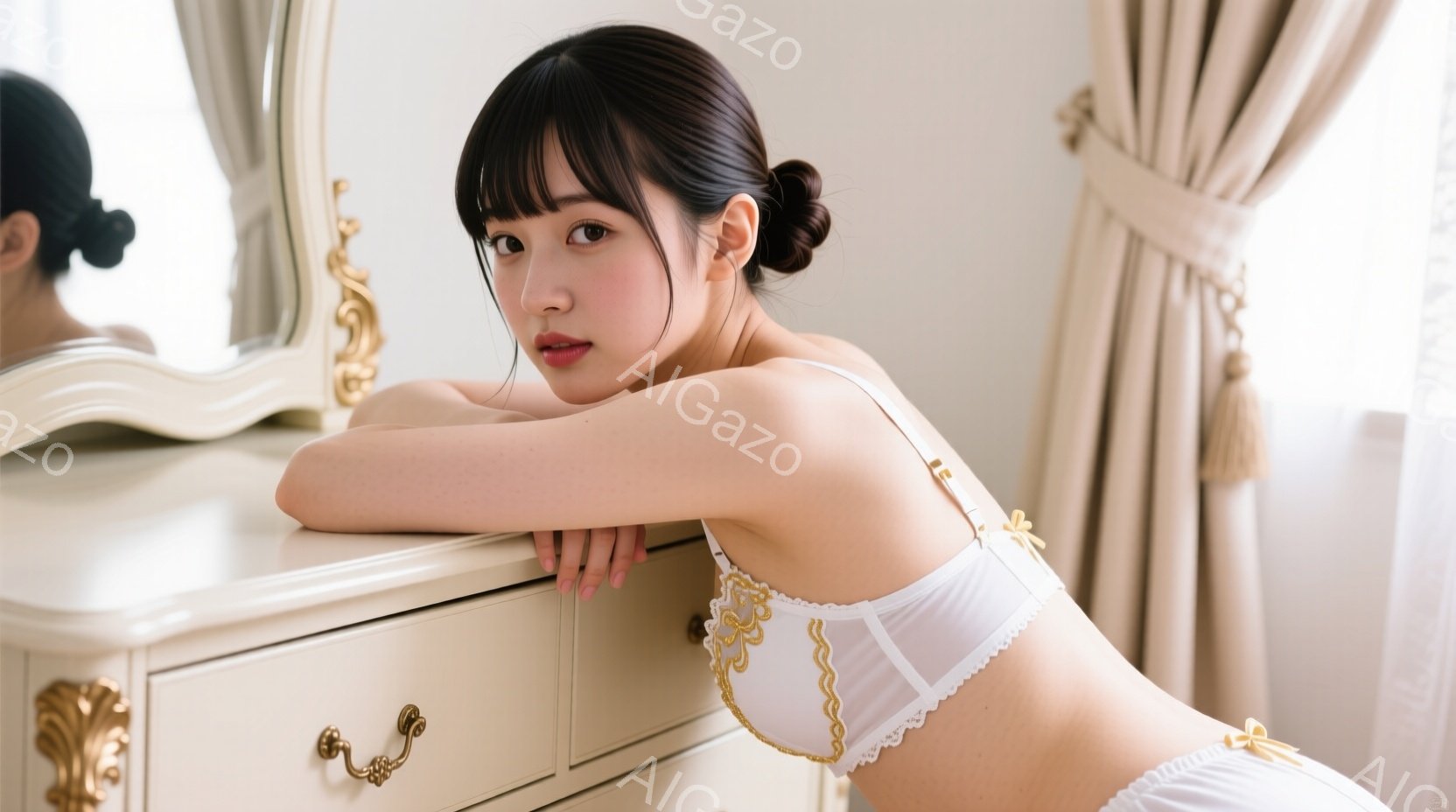 長い黒髪を後ろでまとめ、白いレースのブラとショーツ姿の女性が描かれている。彼女はドレッサーに片手を置き、振り返りこちらを見ている。背景はオフホワイトの壁とカーテン、そしてアンティーク調のドレッサーで、優雅でクラシカルな雰囲気を醸し出している。