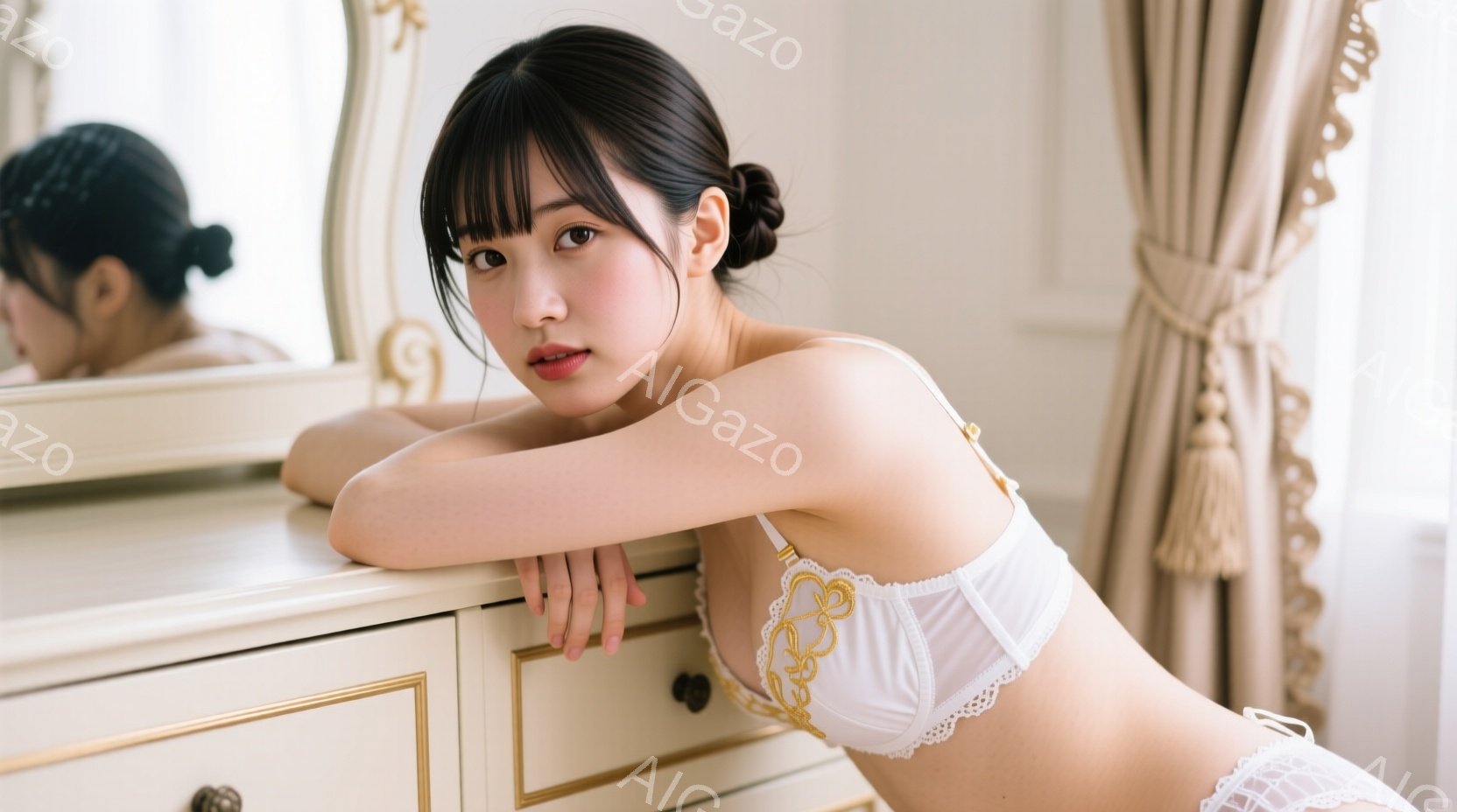 白いレースのブラジャーとショーツを身につけた若い女性が、ドレッサーに肘をついて横たわっています。彼女は黒髪で、前髪が目に少しかかり、少し微笑んだ表情をしています。背景には、ドレッサーとクリーム色のカーテンがあり、柔らかく暖かい雰囲気です。