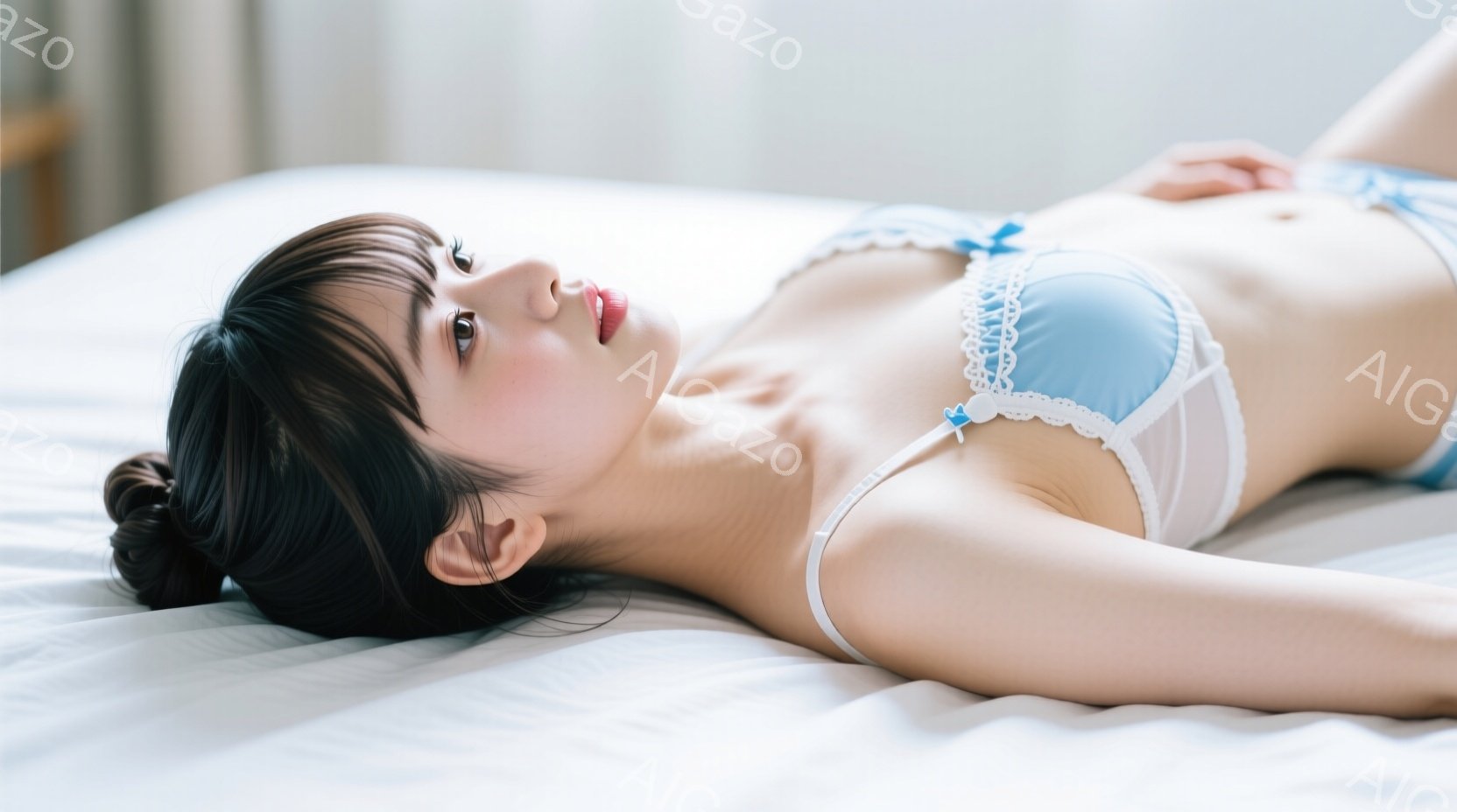 黒髪を後ろでまとめた女性が、白いベッドの上で仰向けに横たわっています。淡い水色のレースのブラジャーとショーツを身につけ、リラックスした表情でカメラを見つめています。背景はぼやけていますが、柔らかい光が - AI生成フリー素材