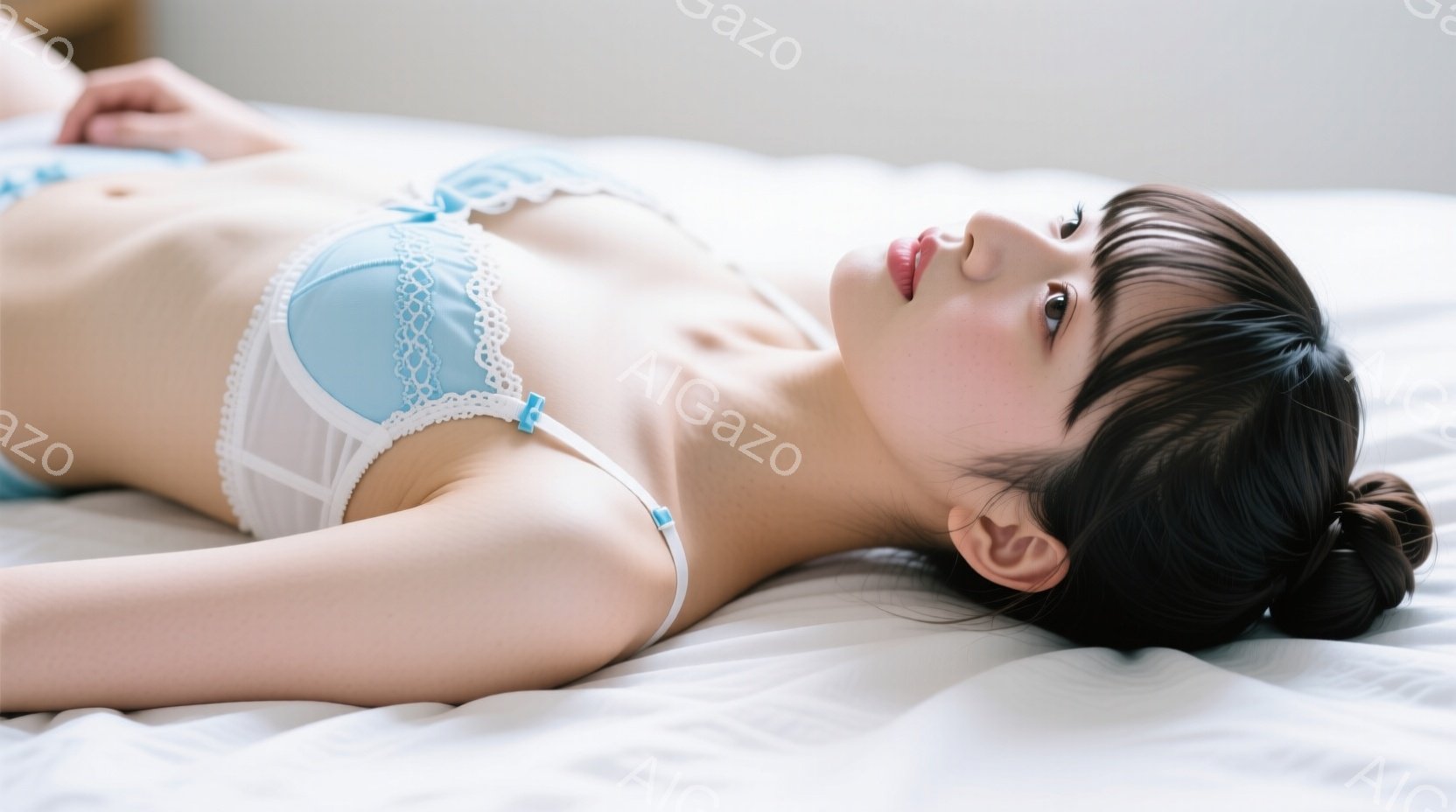 黒髪を後ろでまとめた女性が、白いベッドの上で仰向けに横たわっています。淡い水色のレースのブラジャーを着ており、リラックスした表情でカメラを見つめています。背景は白く、全体的に柔らかく穏やかな雰囲気を醸 - AI生成フリー素材