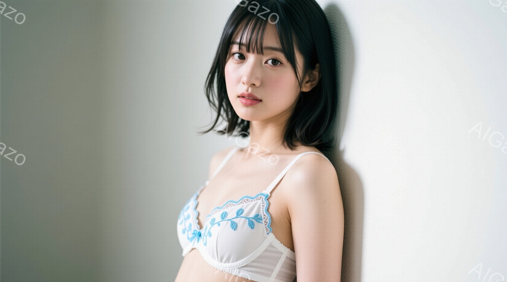 明るい髪の女性が、白いブラジャーを着用し、壁にもたれて立っている。彼女は前髪を下ろしたショートヘアで、わずかに微笑んでおり、表情は穏やかだ。背景は白くシンプルで、全体的に柔らかく、落ち着いた雰囲気を醸 - AI生成フリー素材