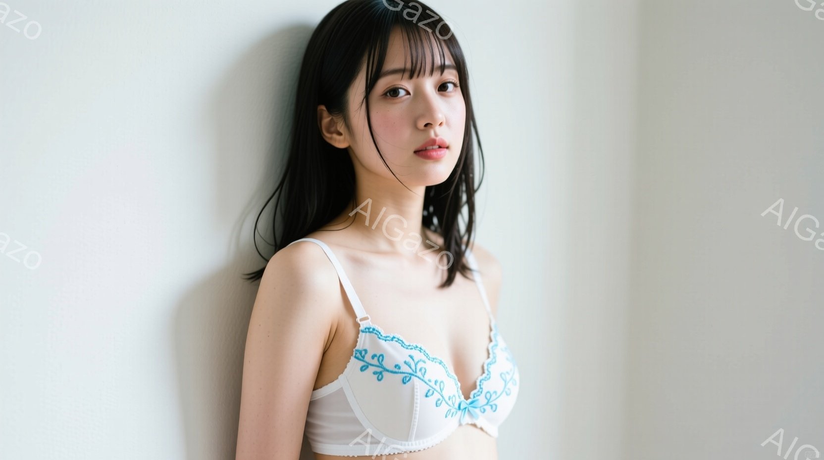 黒髪の女性が白いブラレットを着用し、カメラを見つめています。彼女はやや微笑み、リラックスした姿勢で立っています。背景は白壁で、全体的に柔らかく穏やかな雰囲気が漂っています。 - AI生成フリー素材