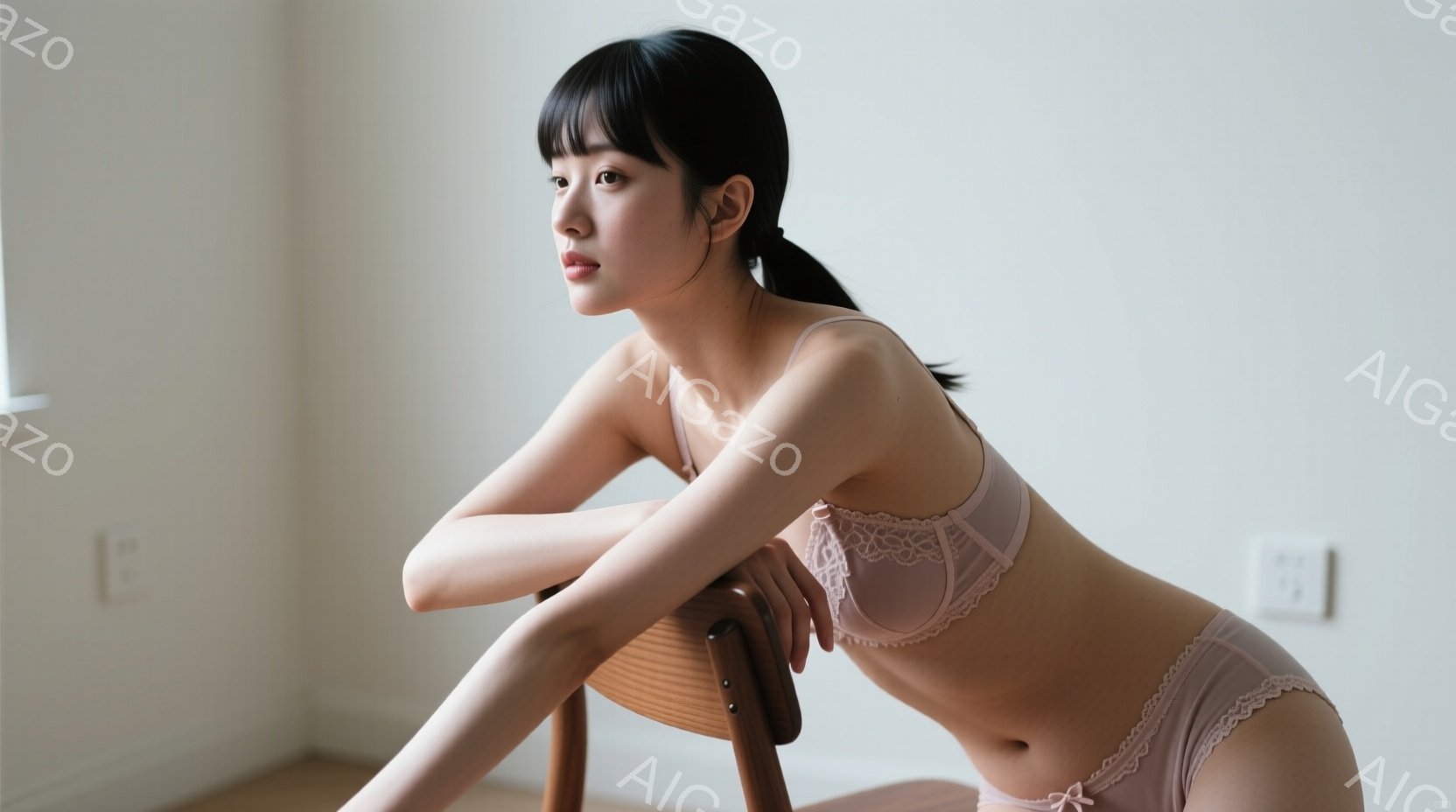 長い黒髪を後ろで一つに結んだ女性が、ベージュのレースのブラとショーツを身につけて椅子に座っています。彼女は肘を膝に乗せてリラックスした姿勢で、少し憂いを帯びた表情で遠くを見つめています。背景は白い壁で - AI生成フリー素材