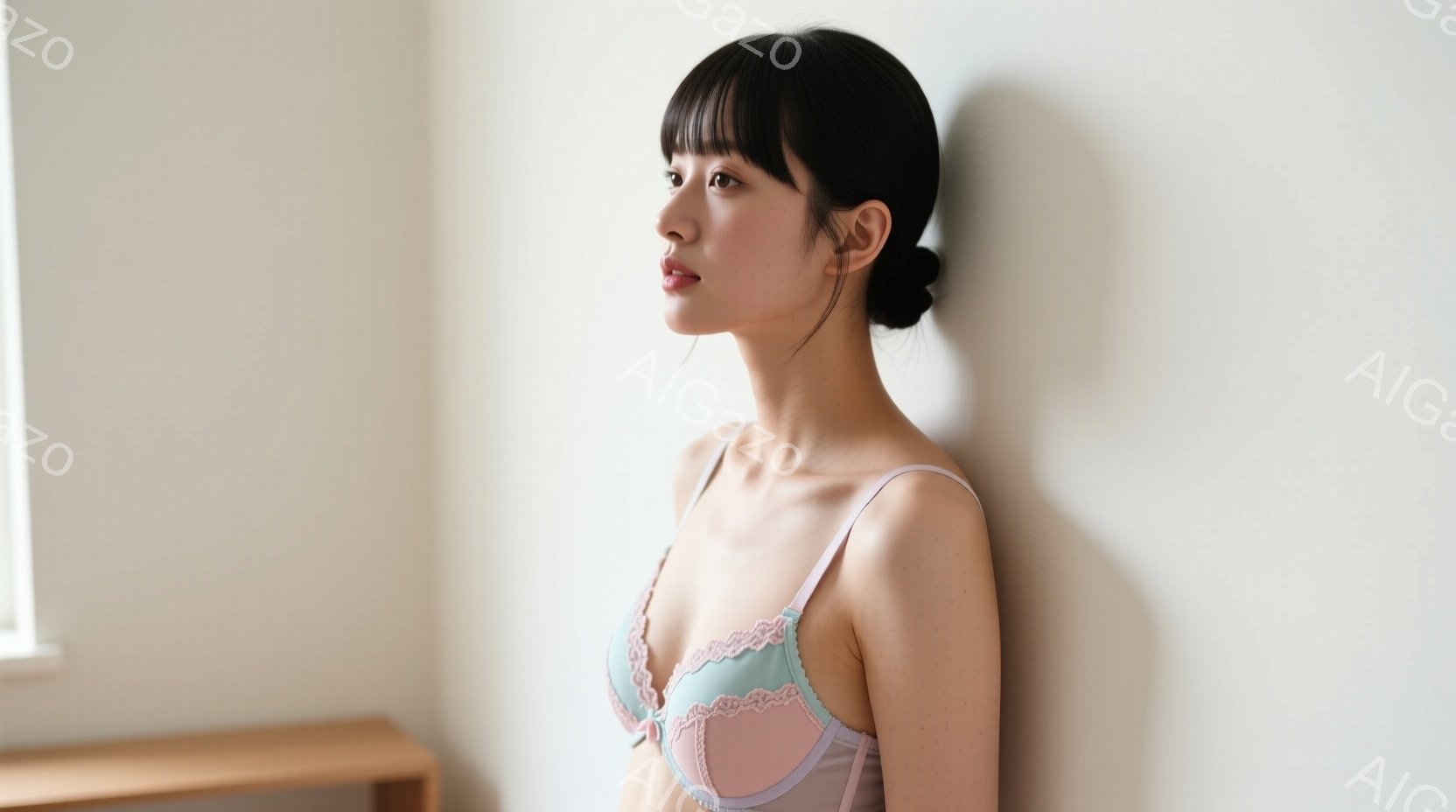 画像には、壁にもたれて立つ女性が写っています。彼女は淡い水色とピンクのレースが縁取られたブラジャーを身に着けており、黒髪を前髪パッツンに切り揃えたヘアスタイルです。落ち着いた表情で、わずかに横を向いて - AI生成フリー素材