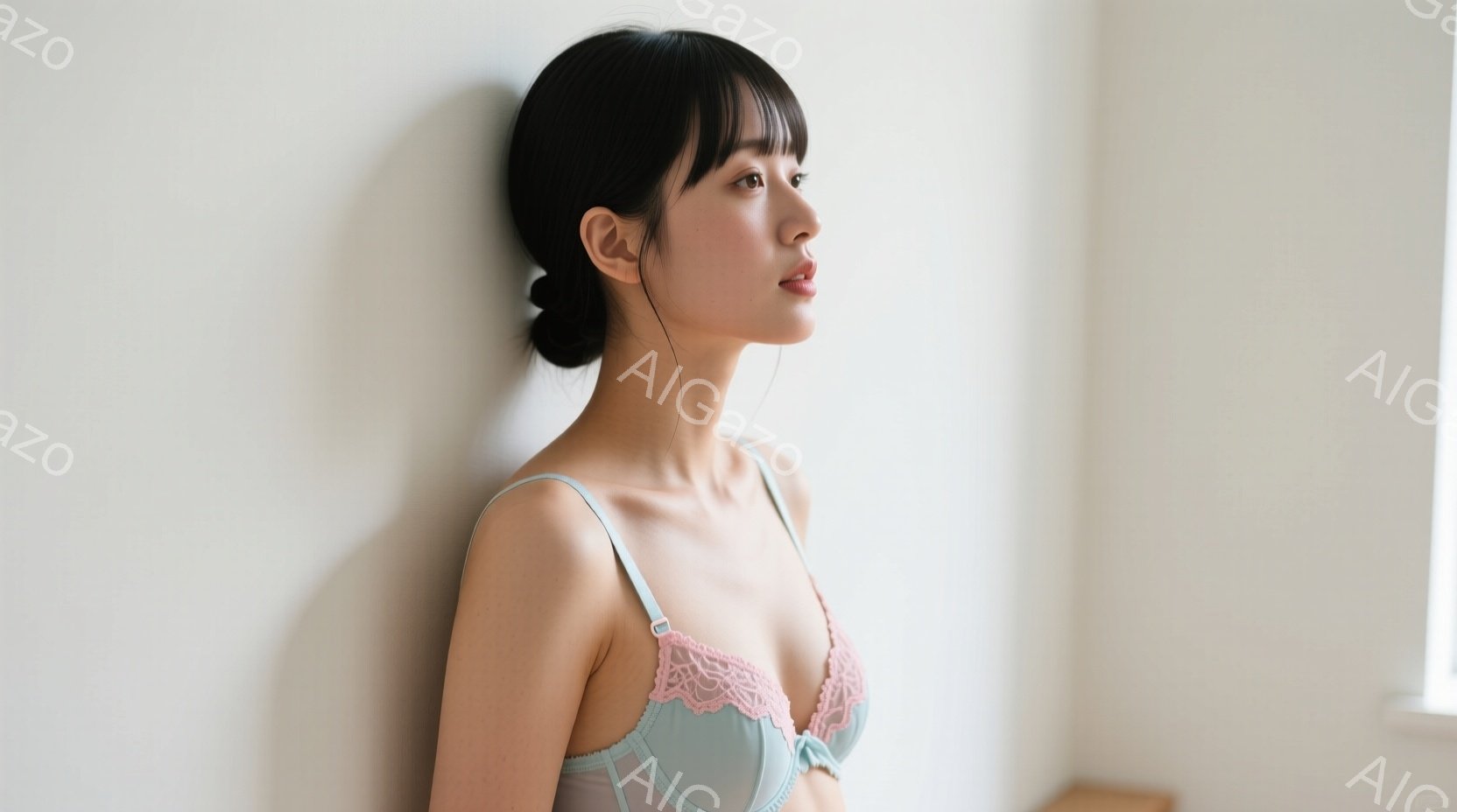 モデルは、淡い水色のレース装飾のブラジャーを着用し、壁に寄りかかっています。彼女は髪を後ろでまとめ、横顔でカメラを見つめており、落ち着いた表情をしています。背景はシンプルな白い壁で、柔らかい光が差し込 - AI生成フリー素材