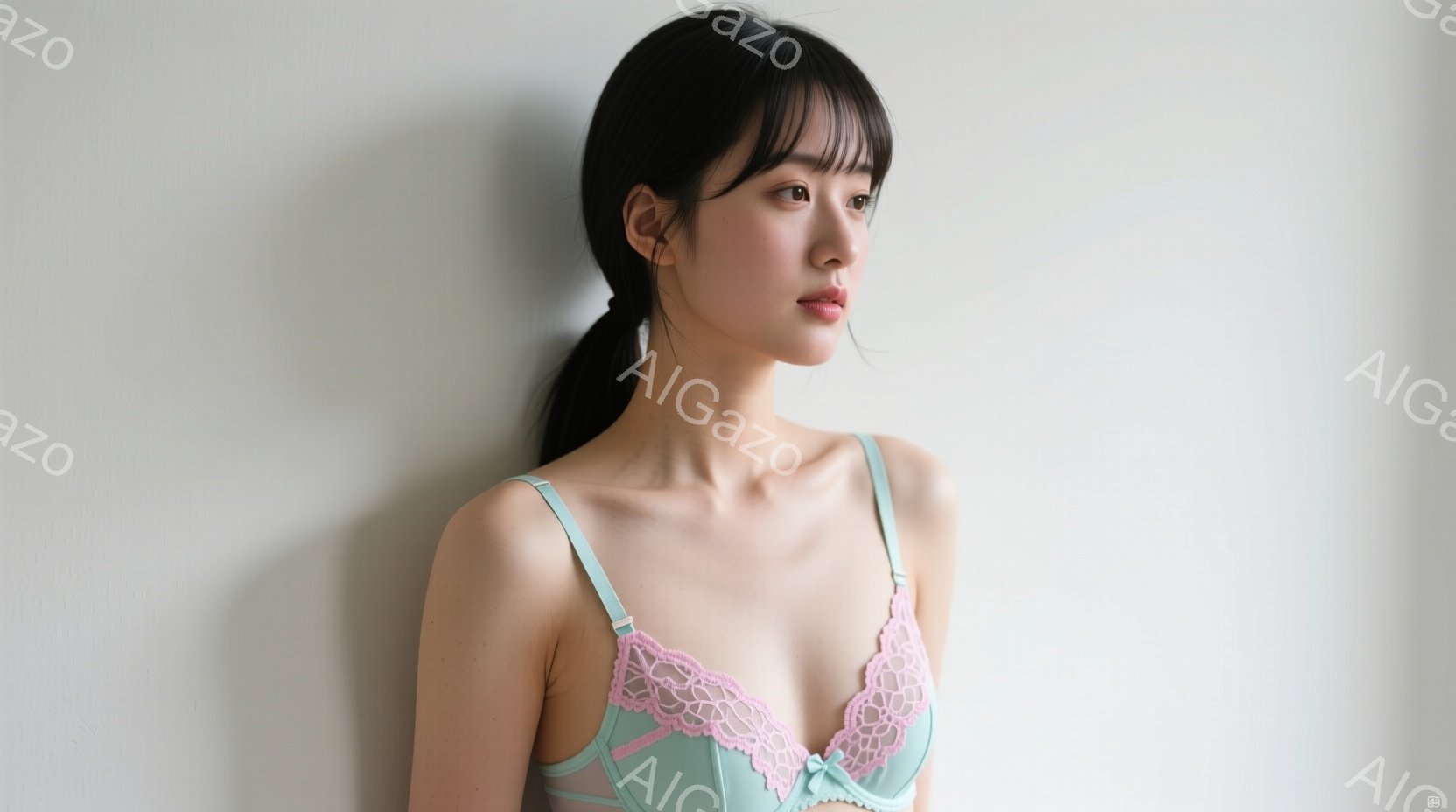 長い黒髪を後ろで一つに結んだ女性が写っています。淡いミントグリーンとピンクのレースが特徴的なブラレットを着用し、少し上目線で微笑んでいます。背景は白く、人物が際立っており、柔らかく、フェミニンな雰囲気 - AI生成フリー素材