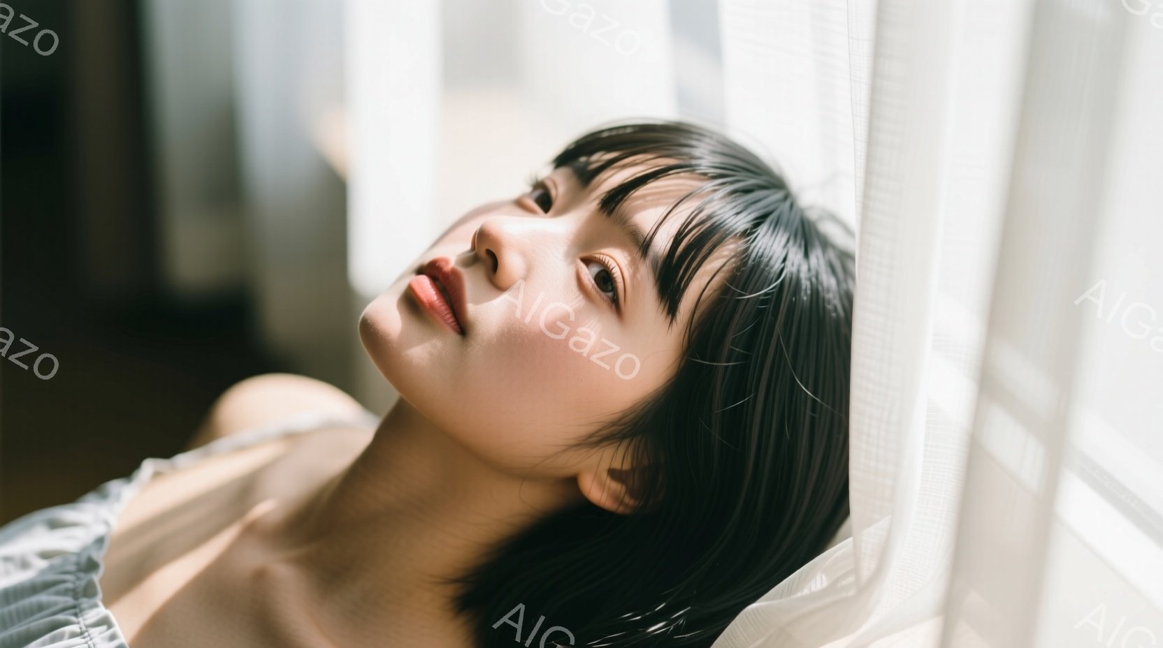 黒髪の女性が、白いストライプのシャツを着て、横向きに横たわっています。彼女は目を少し閉じ、穏やかな表情で、天井を見上げています。背景は白いカーテンで、柔らかく明るい雰囲気が漂っています。 - AI生成フリー素材