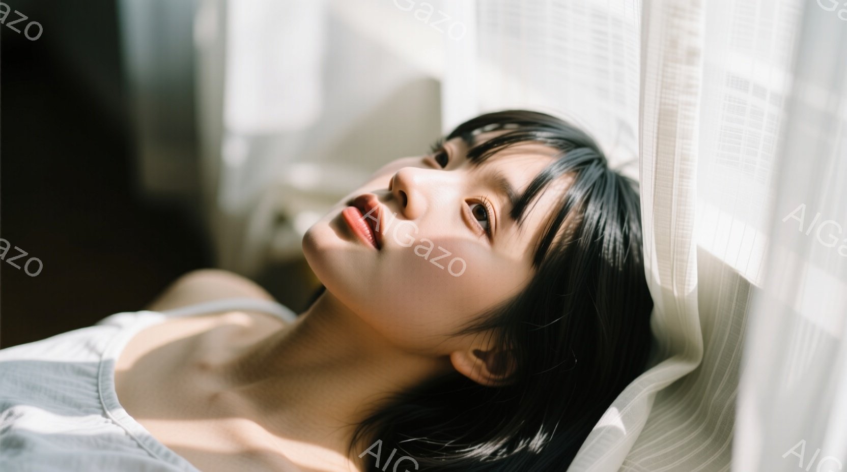 黒髪の女性が、白い背景の何か柔らかいものに横たわっています。彼女は薄い色のトップスを着ており、わずかに微笑んでいるように見えます。光が彼女の顔を照らし、穏やかでリラックスした雰囲気を醸し出しています。 - AI生成フリー素材