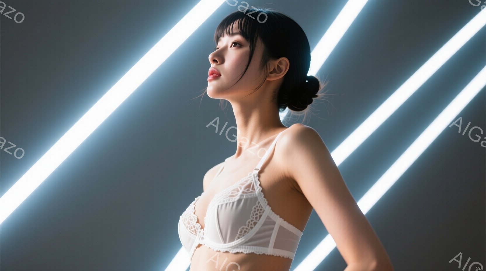 画像は、白いレースのブラレットを着た若い女性を捉えています。彼女は髪を後ろでまとめ、顔は少し上向きで、わずかに微笑んでいるように見えます。背景はグレーで、斜めに走る明るい白い線が幾本かあり、モダンで洗 - AI生成フリー素材
