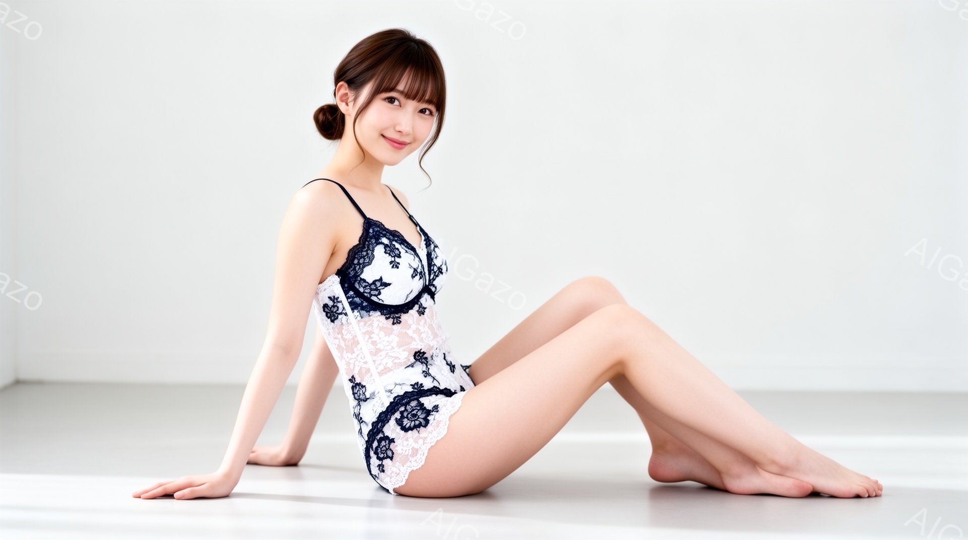 長い茶色の髪を後ろで結んだ女性が、白い背景の床に座っています。彼女は繊細なレースのボディスーツを着ており、微笑みを浮かべています。全体的に、明るく清潔感のある、リラックスした雰囲気です。