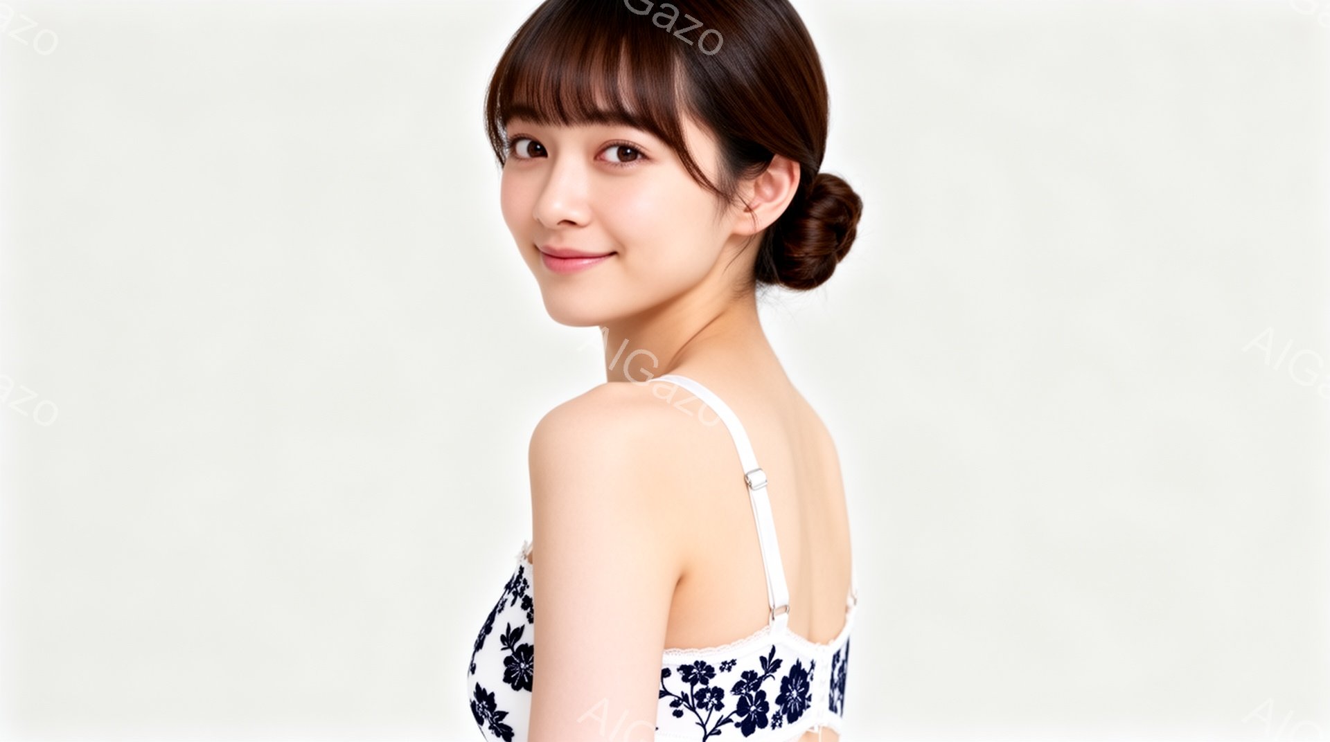 画像には、肩出しの白い花柄トップスを着た若い女性が写っています。彼女は微笑んでおり、髪は後ろでゆるくまとめられています。背景は白く、女性が際立っています。 - AI生成フリー素材
