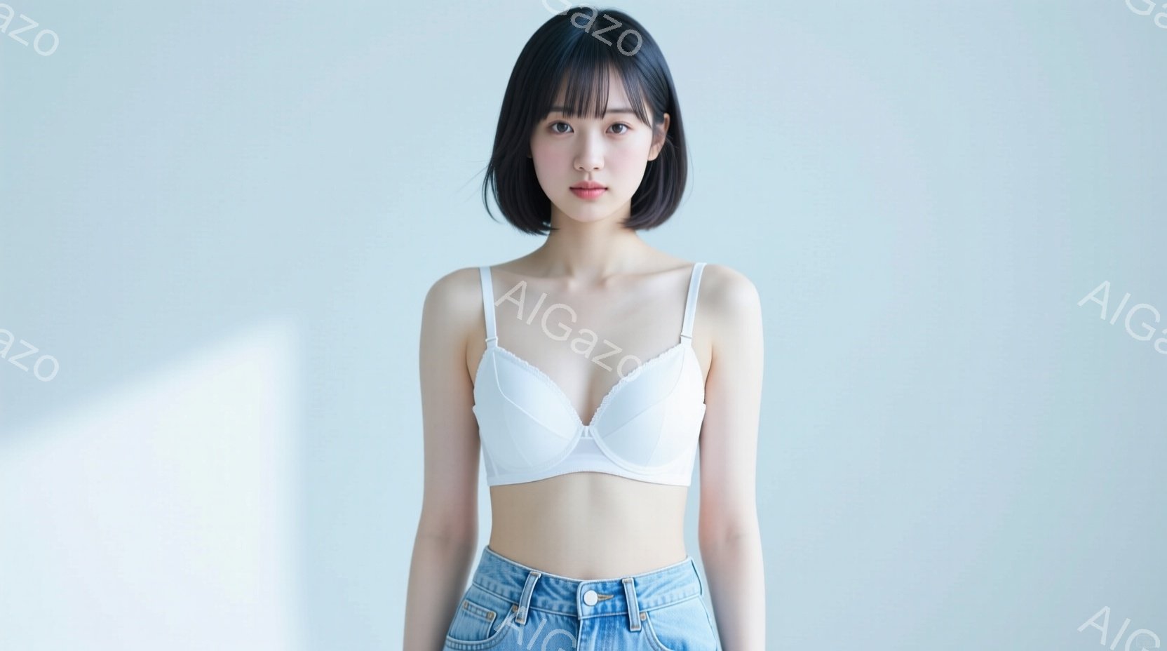 この女性は、白いブラと水色のジーンズを身につけて立っています。肩まで届く黒髪で、前髪は眉毛にかかるようにカットされています。背景は白く、光が当たって影ができています。 - AI生成フリー素材