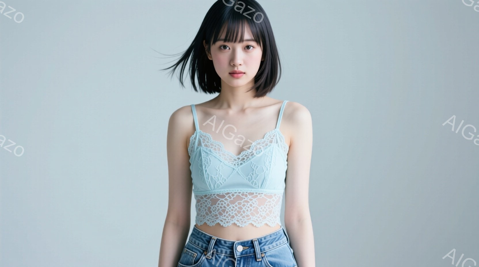 明るいブルーのレースのキャミソールと、ハイウエストのデニムパンツを着用した若い女性が写っている。彼女は肩までの長さの黒髪で、前髪は目にかかるようにカットされている。表情は穏やかで、正面をまっすぐ見つめ - AI生成フリー素材
