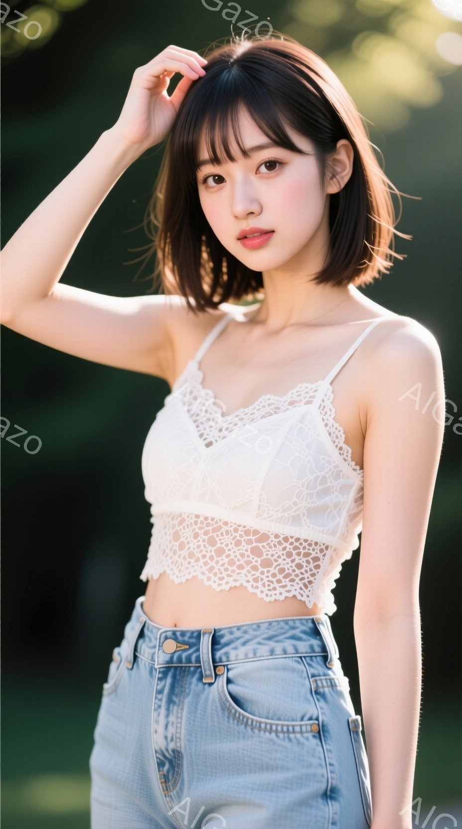 若い女性が、白のレースのクロップトップと、明るい色のデニムジーンズを着用し、少し微笑んでいます。彼女は髪を指で触れながら、リラックスした姿勢で立っており、背景には緑豊かな自然が見えます。全体的に、明る - AI生成フリー素材