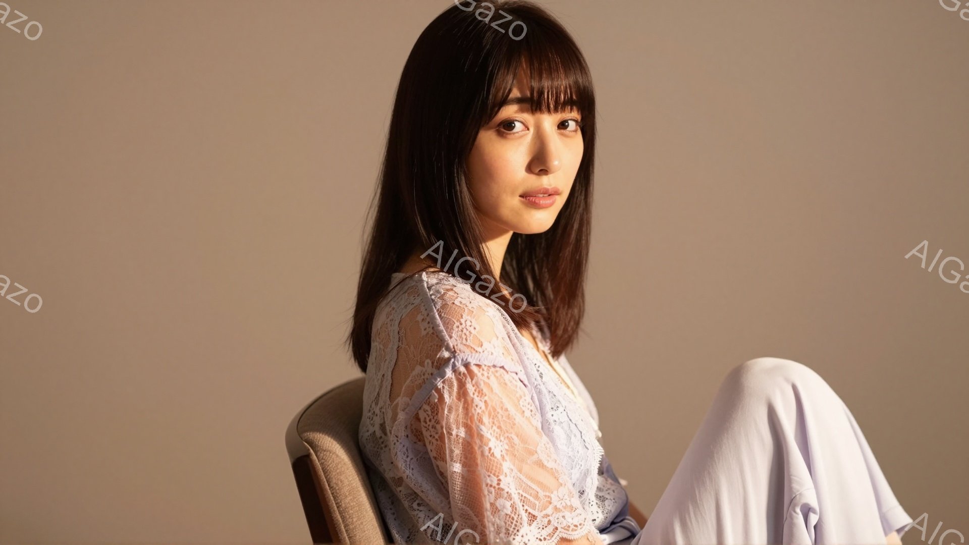 長い黒髪の女性が、レースの袖が特徴的な薄紫色のトップスと、同色のゆったりとしたパンツを身につけて座っています。彼女は少し横を向き、穏やかで少し物憂げな表情を浮かべており、背景は明るいベージュ色で統一さ - AI生成フリー素材