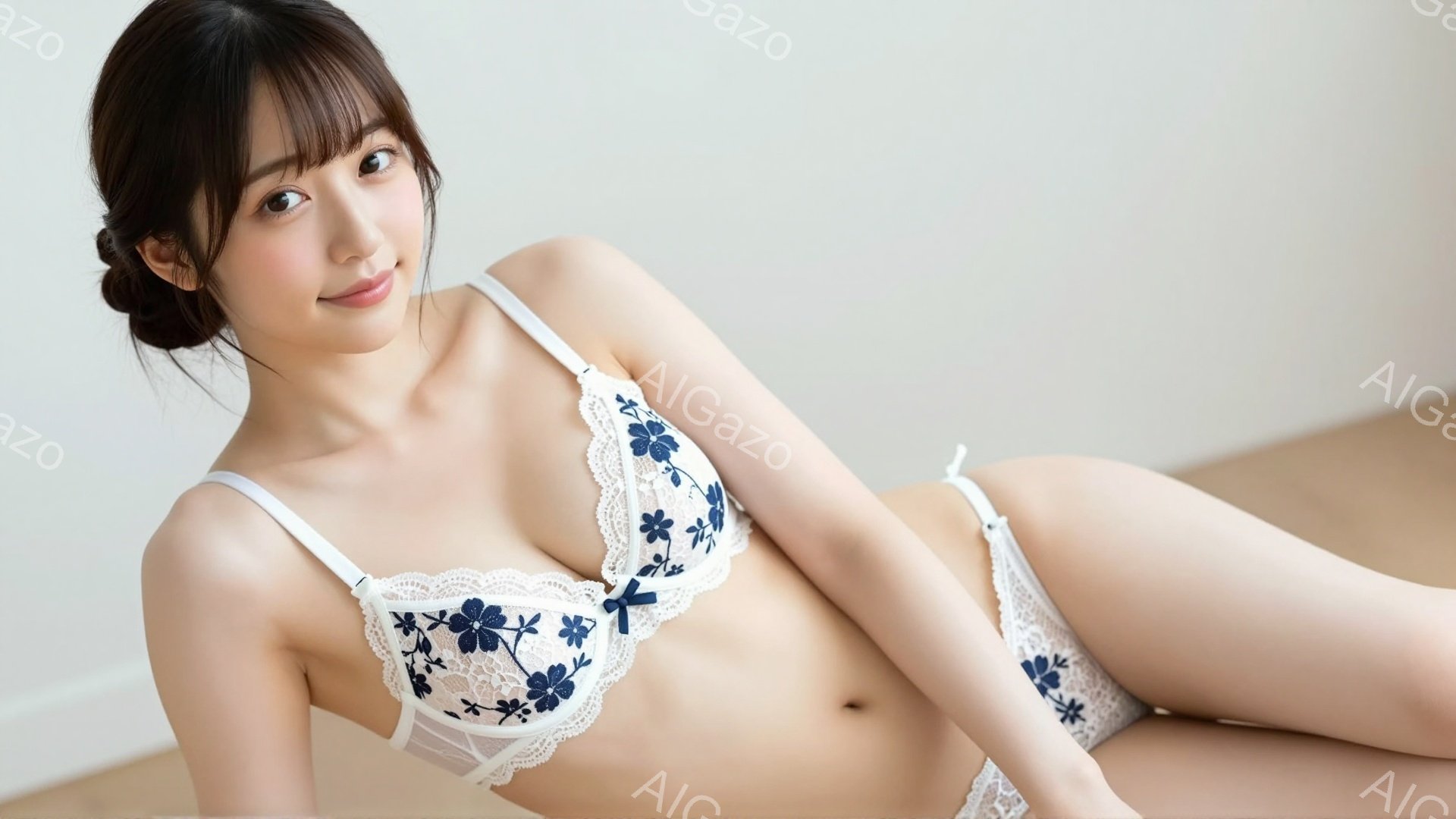 長い黒髪を後ろでまとめ、白いレースがあしらわれた紺色のブラジャーとショーツを身につけた若い女性が写っている。彼女は床に横たわり、片足を曲げてリラックスした姿勢を見せ、穏やかな微笑みを浮かべている。背景 - AI生成フリー素材