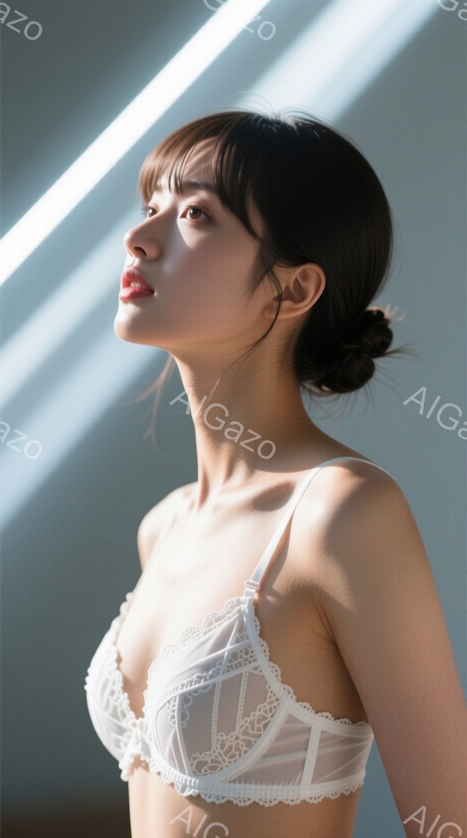 浅いブルーグレーの背景に、白地に繊細なレースがあしらわれたブラレットを着た若い女性が写っています。彼女は髪を後ろでまとめ、顔は少し上向きで、落ち着いた表情をしています。光線が彼女の顔と体を横切っており - AI生成フリー素材