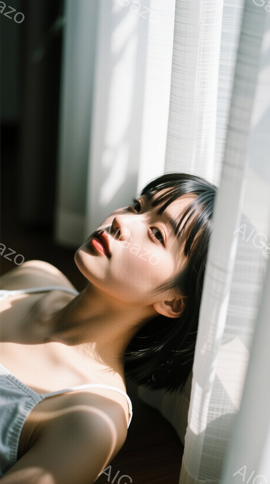 黒髪の女性が、白いカーテンの光が差し込む室内で横たわっています。彼女は薄いグレーのキャミソールを着ており、リラックスした表情で上を見上げています。光と影のコントラストが、穏やかで夢幻的な雰囲気を醸し出しています。