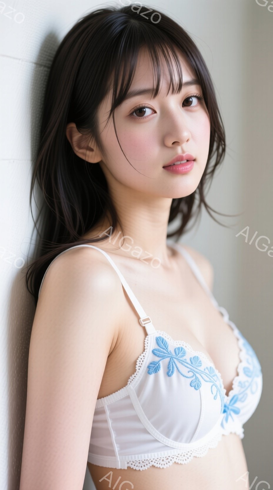 長い黒髪を肩にかけた若い女性が写っています。白いレースのブラジャーを着ており、少し微笑みを浮かべています。背景は白壁で、全体的に柔らかく優しい雰囲気です。 - AI生成フリー素材