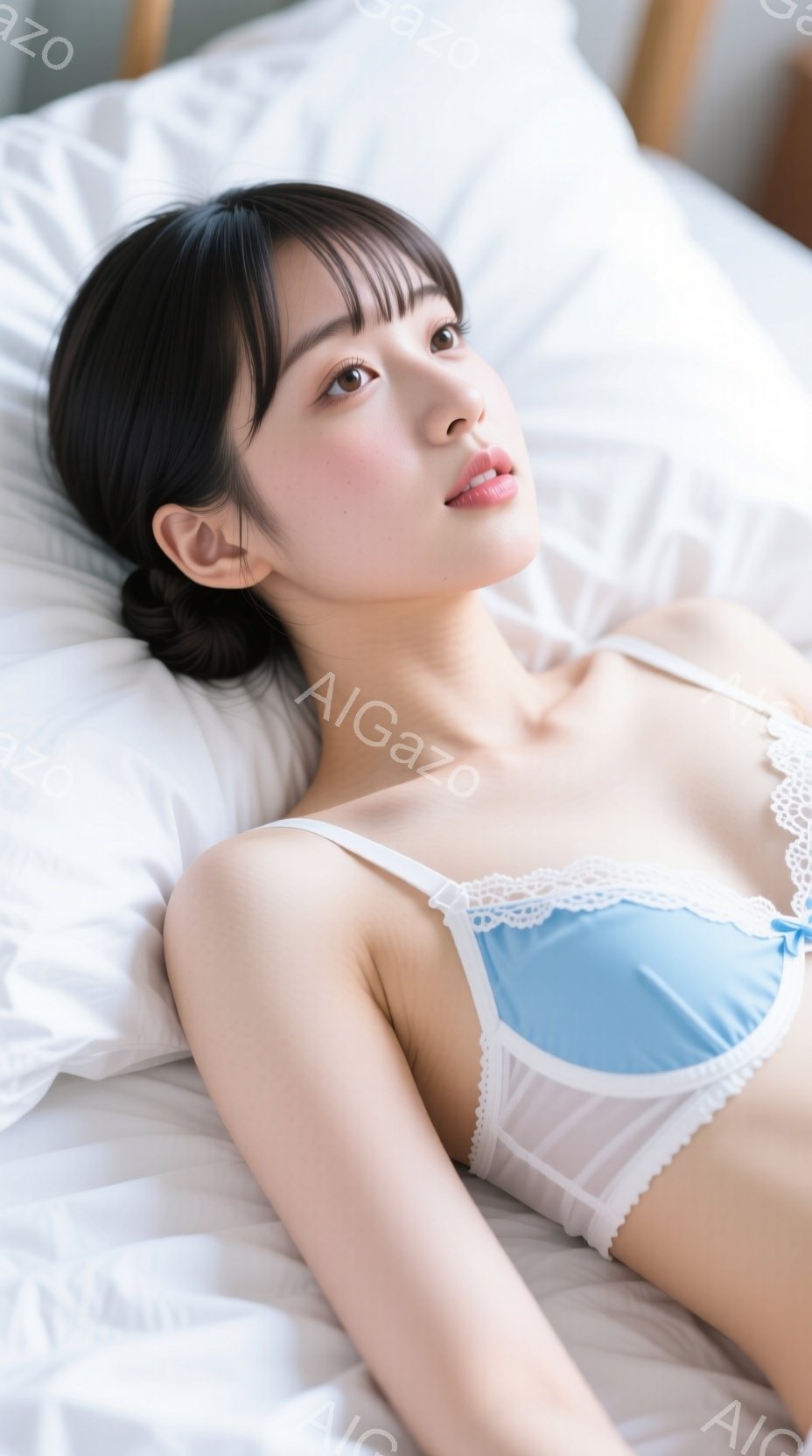 長い黒髪をゆるくハーフアップにした若い女性が、白いベッドの上で仰向けに寝ています。淡い水色のレースのブラレットと、シースルーの白いショーツを身につけ、リラックスした表情でカメラを見つめています。背景は - AI生成フリー素材