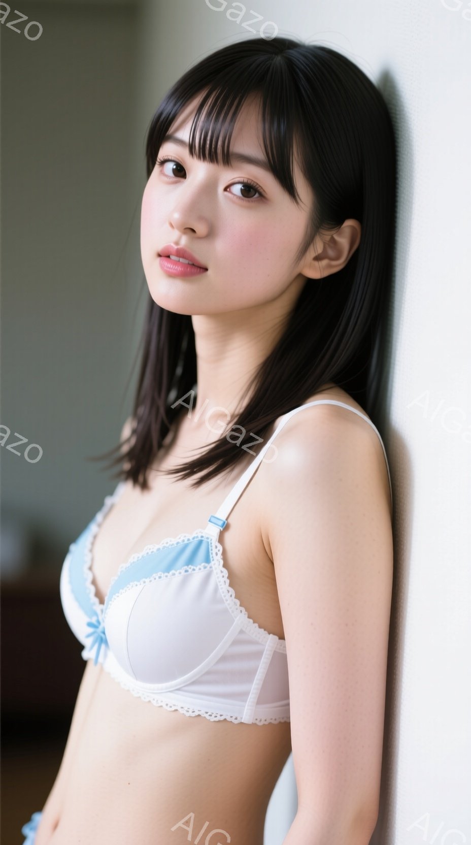 黒髪の女性が白いレースのブラと淡い水色のショーツを身につけ、壁に寄りかかっています。彼女は少し微笑んでおり、優しく控えめな表情をしています。背景は白壁で、室内であることがわかります。 - AI生成フリー素材