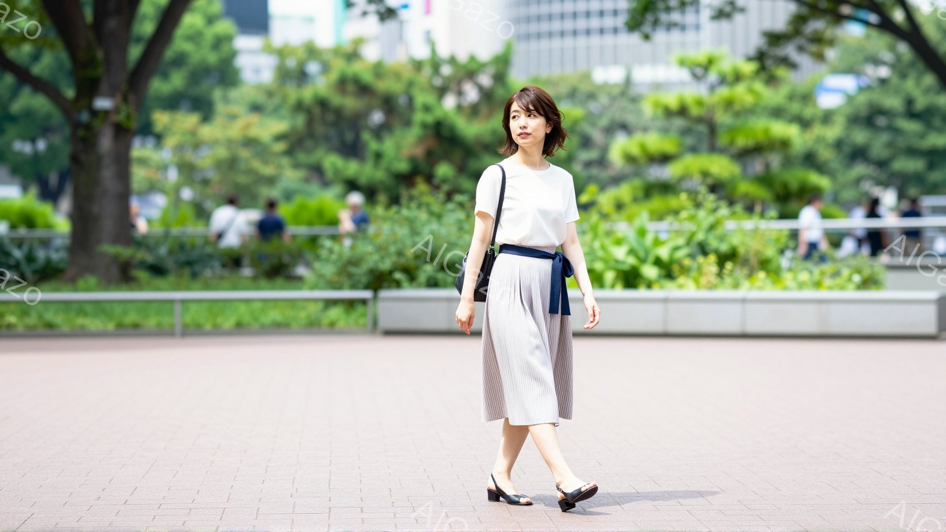 画像には、ベージュのプリーツスカートと白いTシャツを着た女性が写っています。彼女は黒いフラットシューズを履き、肩に黒いバッグをかけて、コンクリートの歩道を歩いています。背景には緑豊かな木々と近代的な建 - AI生成フリー素材