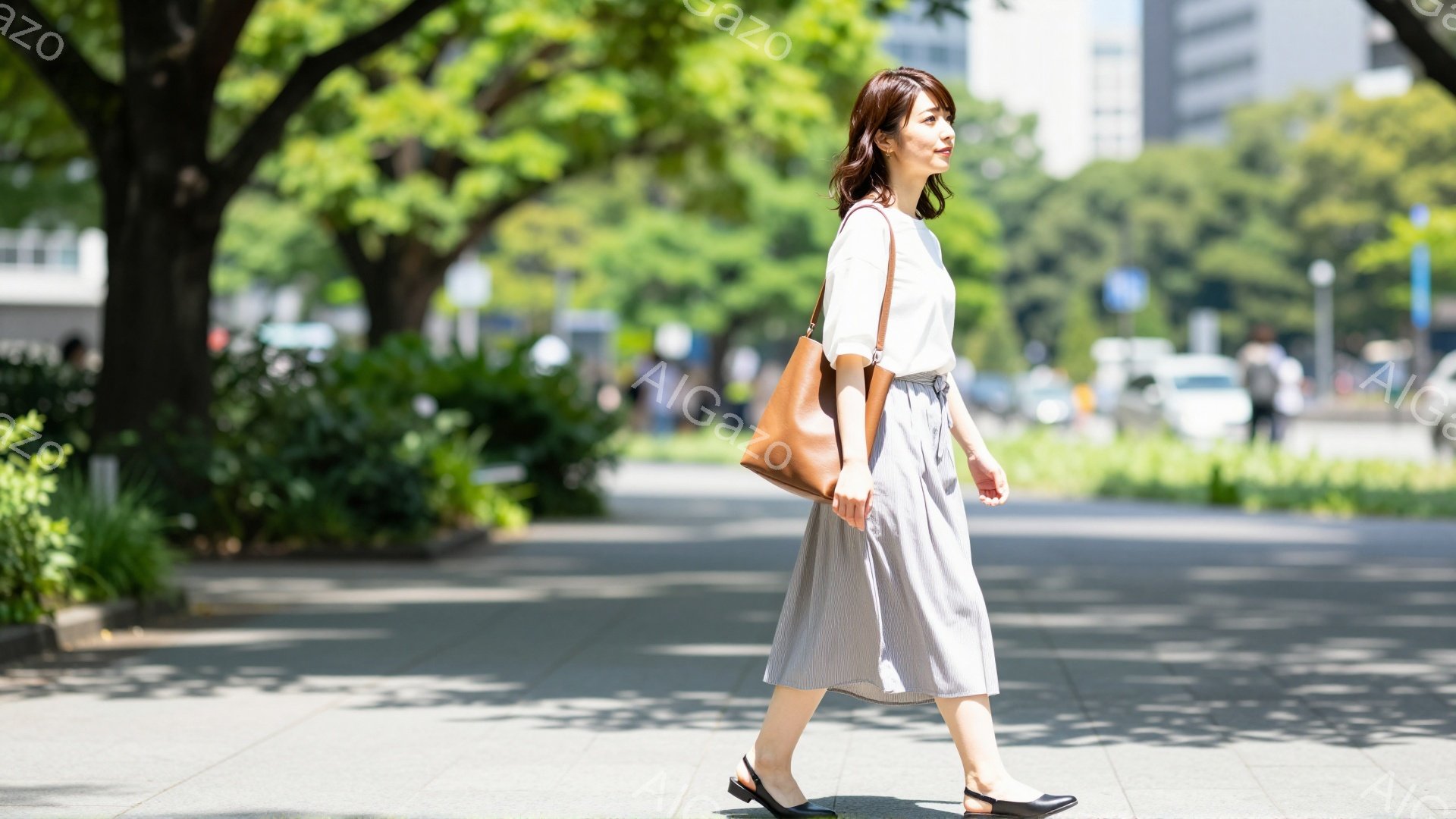 若い女性が歩道を歩いている。彼女は白の半袖シャツと、プリーツのミディアム丈スカート、黒のパンプスを身に着けており、肩に茶色のレザーバッグをかけている。背景には緑豊かな木々が並び、晴れた日の穏やかな雰囲気を醸し出している。
