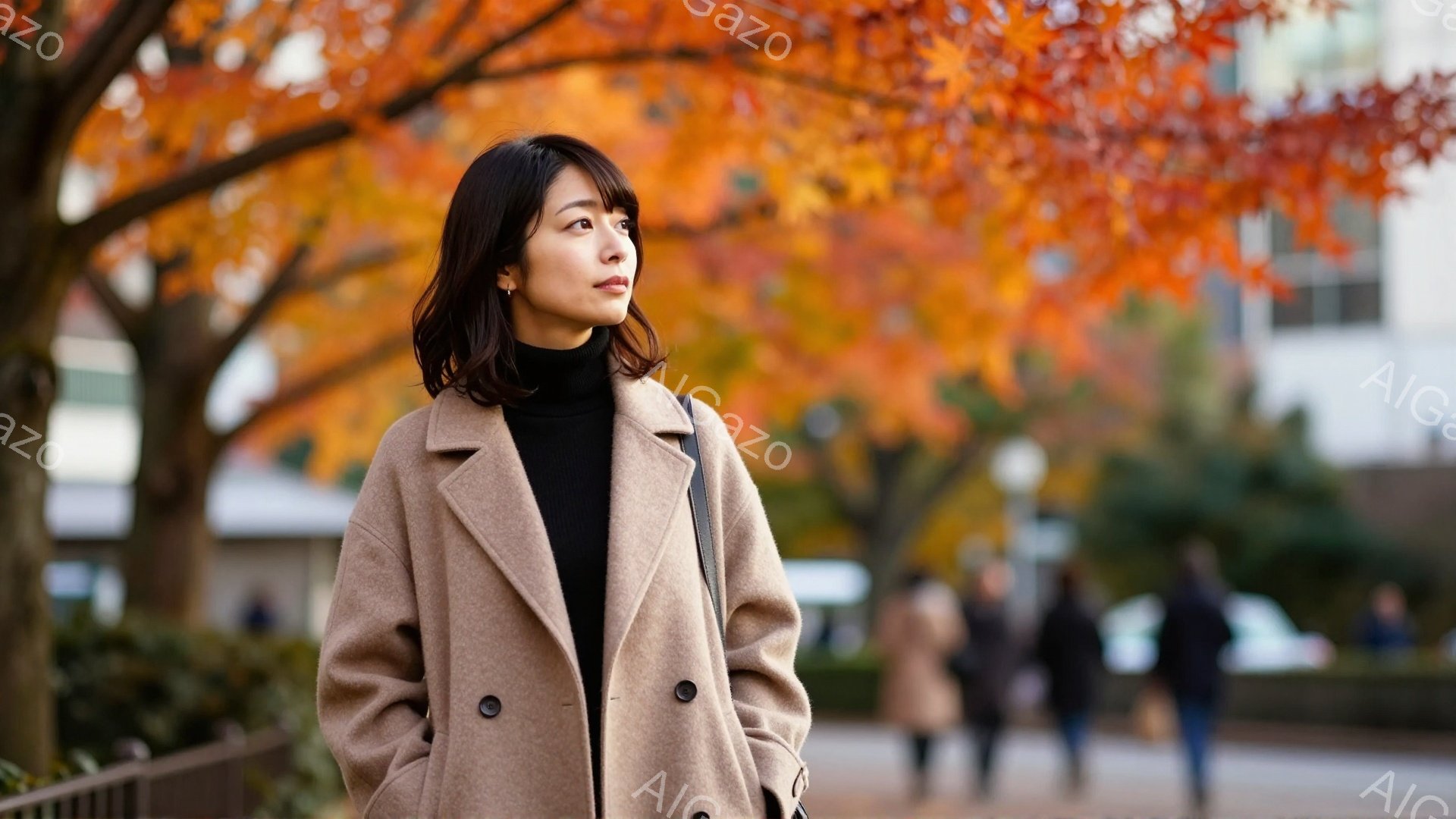 茶色のコートを着た女性が、少し上目線で遠くを見つめています。彼女は黒いタートルネックを着ており、肩までの長さのストレートヘアです。背景には、鮮やかなオレンジ色の紅葉と、ぼやけた街並みが広がっており、秋の落ち着いた雰囲気を醸し出しています。