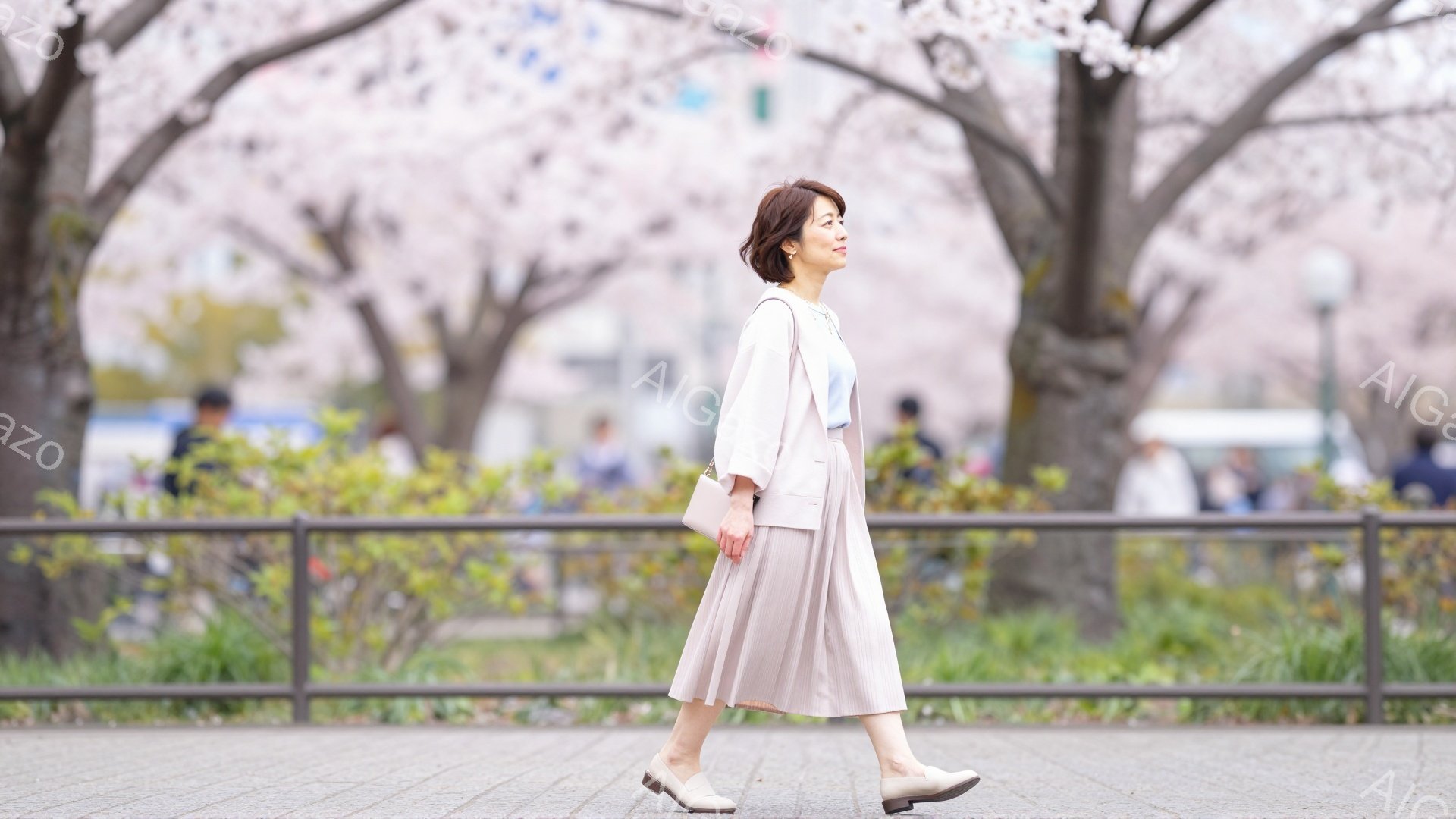 桜並木を歩く女性が写っている。ベージュのスーツに薄いピンクのスカート、そしてクリーム色の靴を履いており、手には小さなハンドバッグを持っている。背景には桜並木が広がり、春の穏やかな陽気を感じさせる、優雅 - AI生成フリー素材