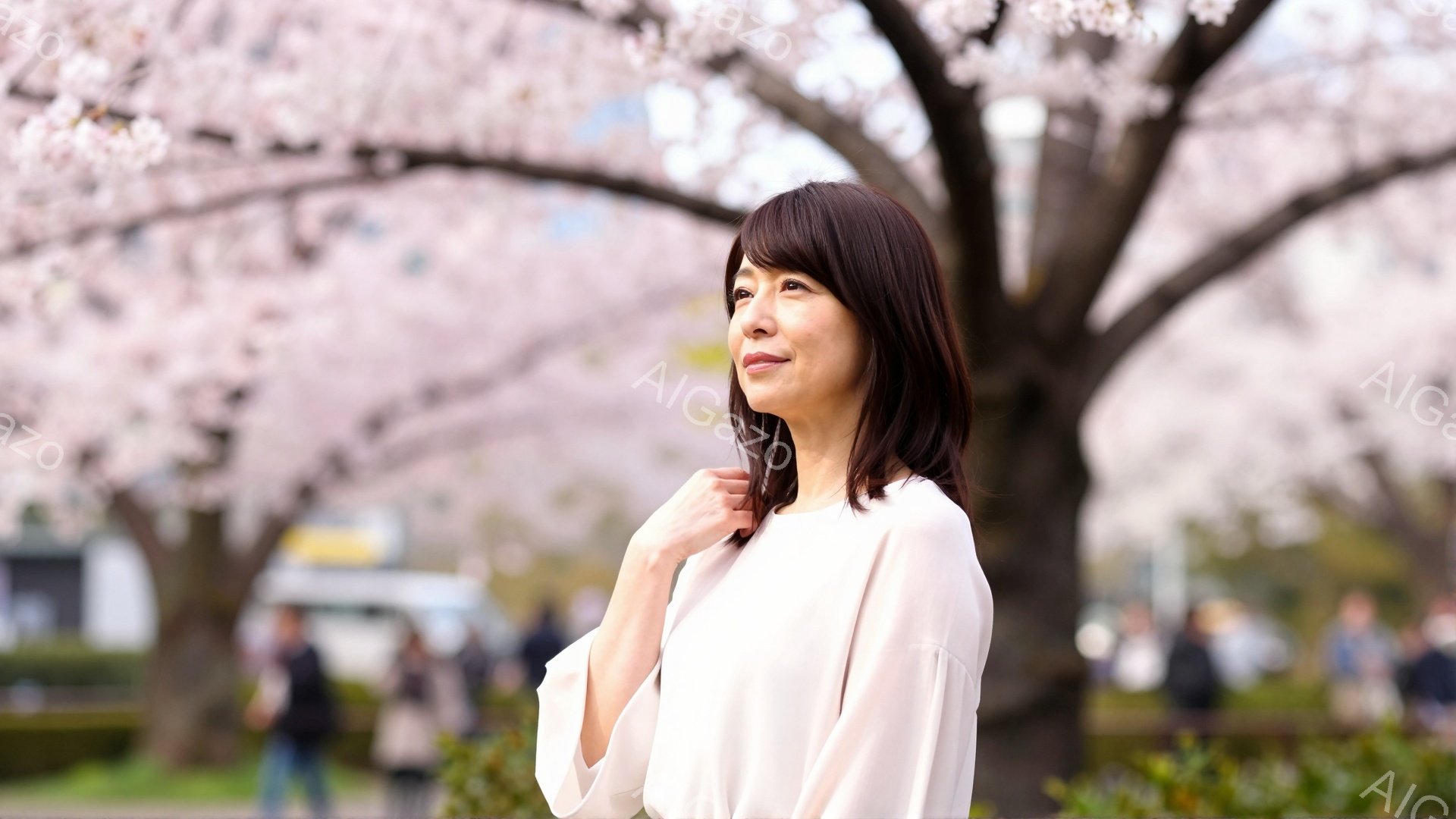 画像は、桜並木を背景に立つ女性を捉えています。彼女はオフホワイトのブラウスを着ており、ダークブラウンのショートボブヘアです。わずかに微笑み、何かを考えているような表情をしており、穏やかで春らしい雰囲気 - AI生成フリー素材