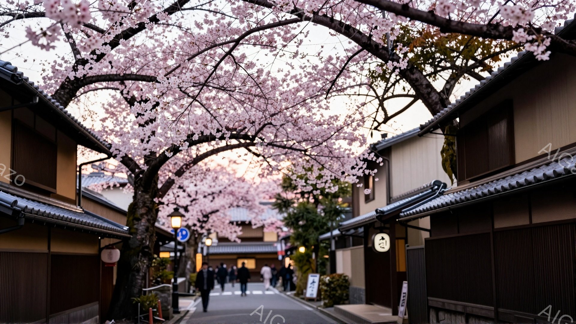 狭い石畳の道に沿って木造の家々が立ち並び、満開の桜並木が頭上を覆っている。人々はカジュアルな服装で、道をゆっくりと歩いているが、表情ははっきりと見えない。背景は薄暗く、夕暮れ時の柔らかい光が桜の花びら - AI生成フリー素材
