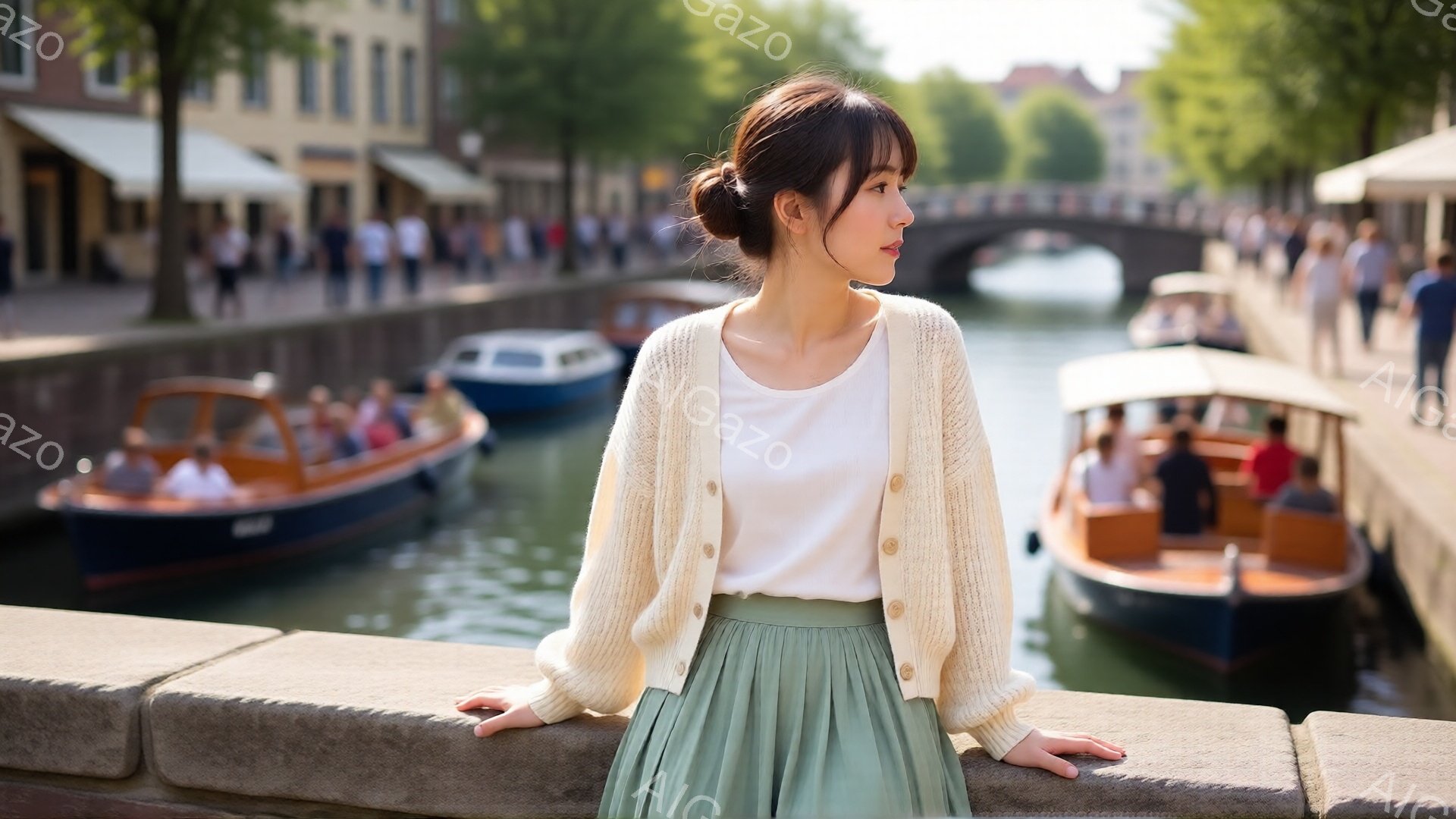 長い髪を後ろでまとめた女性が、運河沿いの石垣に肘をついて立っている。オフホワイトのニットカーディガンに、薄い緑色のスカートを合わせ、カジュアルながらも上品な装いをしている。背景には、観光客を乗せたボートが浮かび、石造りの建物が並び、晴れた空の下、穏やかな雰囲気が漂っている。