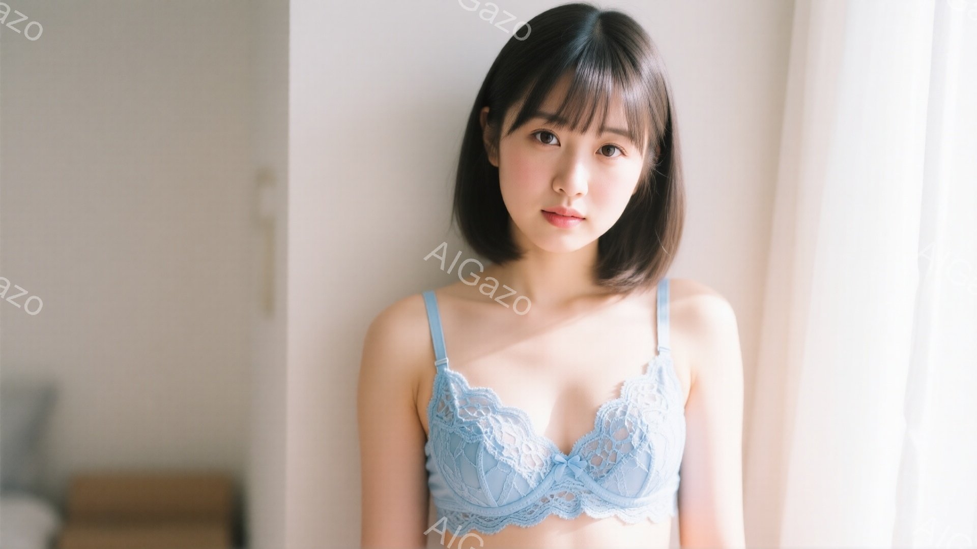 青いレースのブラレットを着た若い女性が正面を向いて立っています。彼女は肩までの長さのダークブラウンのヘアスタイルで、前髪は少し眉毛にかかっています。背景は薄暗い部屋で、窓からの自然光が彼女を照らし、全体的に柔らかく穏やかな雰囲気です。