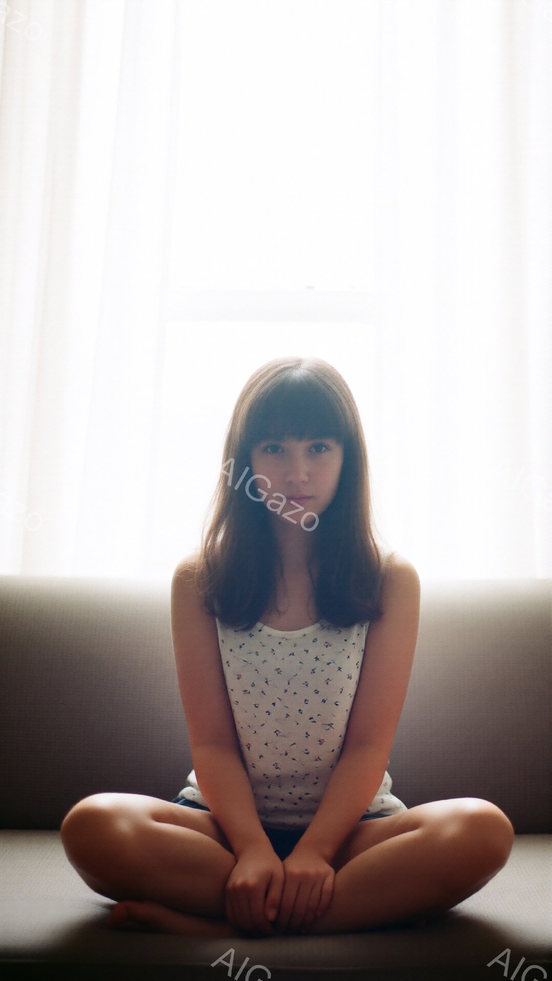 短い前髪と肩までの長さの髪をした若い女性が、白い模様が入ったタンクトップと短いデニムパンツを身に着けて座っています。彼女は足を組んで座り、まっすぐにカメラを見つめて穏やかな表情をしています。背景はぼや - AI生成フリー素材