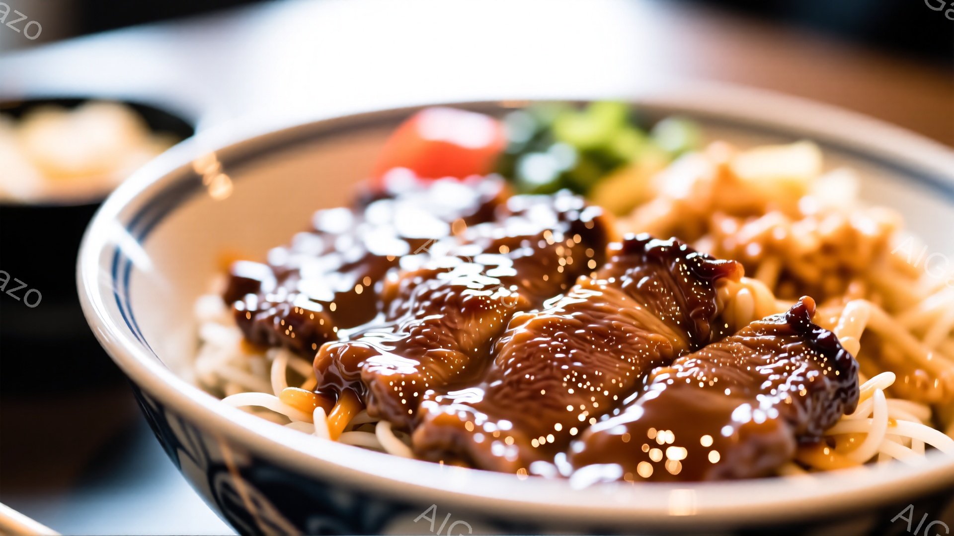 丼の中には、照り照りの甘辛いタレがかかった豚の角煮が、細い麺の上に鎮座している。丼の縁には、緑色の小菜と赤い漬物が添えられ、彩りを添えている。背景は暗く、焦点が浅いため、料理そのものが際立っており、食欲をそそる雰囲気が漂っている。