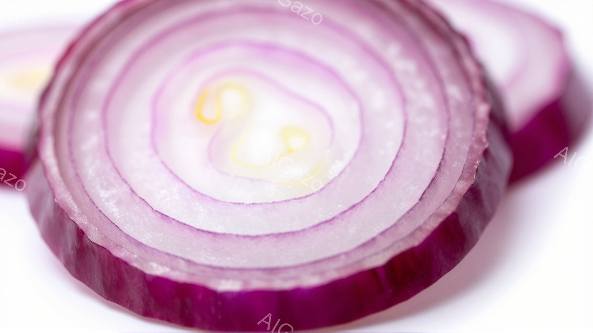 紫色の玉ねぎのスライスがクローズアップで写っている。玉ねぎの輪切りは中心に向かって色が濃くなり、薄い紫から濃い紫へとグラデーションを描いている。白い背景が玉ねぎの色を引き立て、新鮮さと美味しさを感じさ - AI生成フリー素材