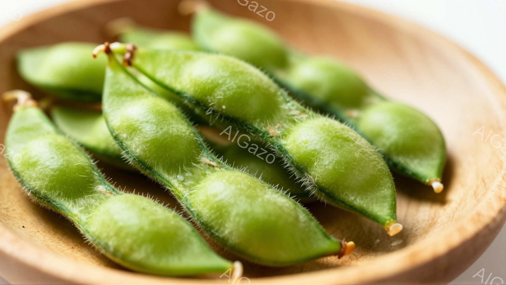 浅い木製の皿に、枝豆がいくつか並べられています。豆は鮮やかな緑色で、表面にわずかな毛が生えており、瑞々しい印象を与えます。背景はぼやけており、豆の鮮やかさと質感が際立っています。 - AI生成フリー素材
