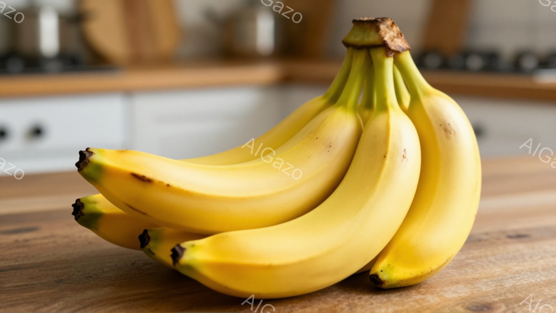 熟したバナナが数本、木製のテーブルの上に密集して置かれています。 バナナは鮮やかな黄色をしており、ところどころに小さな茶色い斑点が見られます。 背景にはぼやけたキッチンの一部が見え、明るく家庭的な雰囲 - AI生成フリー素材