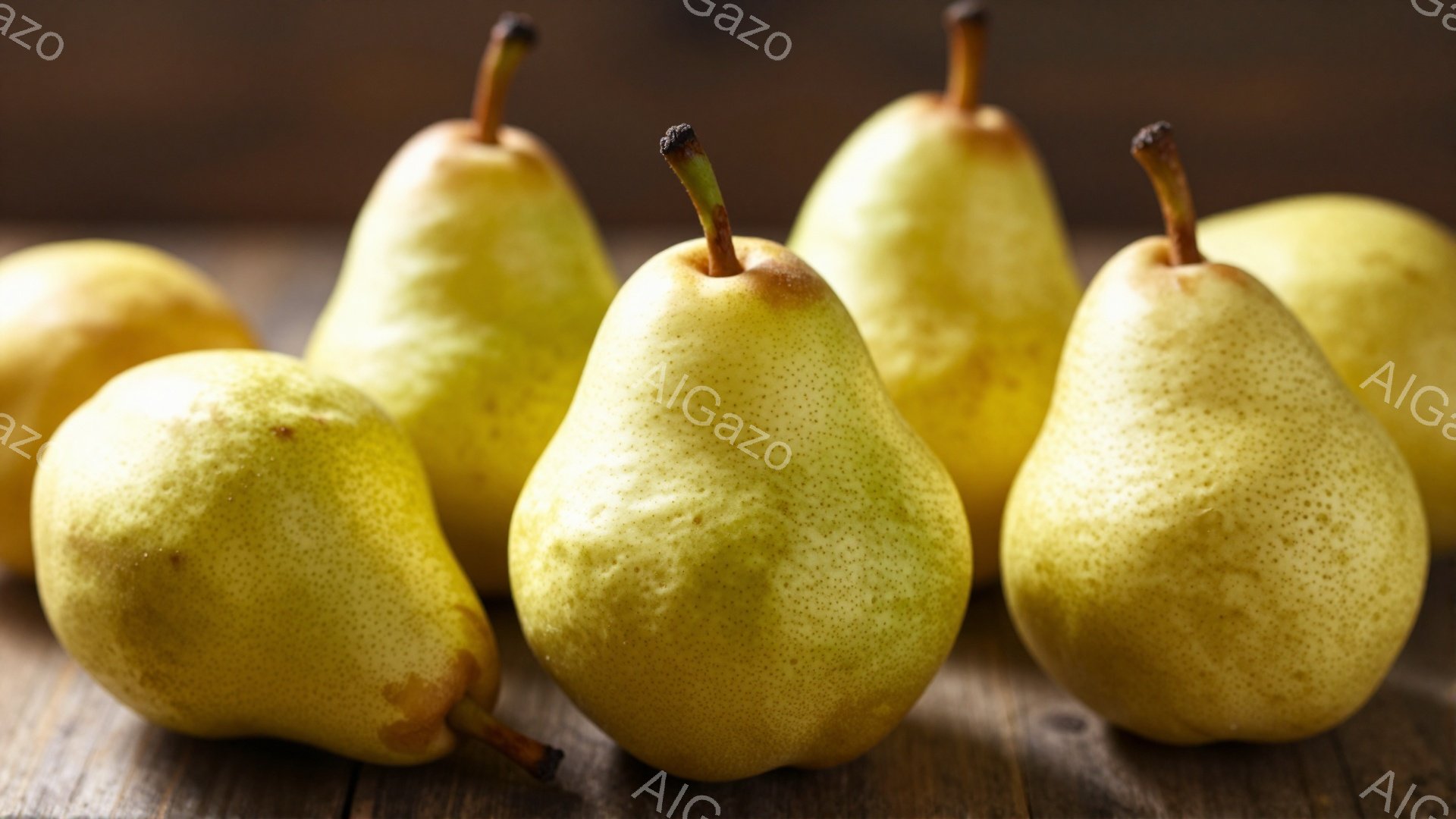 熟した洋梨が５つ、粗い木の板の上に並んでいます。梨は薄い黄色から茶色の斑点があり、みずみずしく、新鮮に見えます。背景はぼやけており、暖かく、素朴な雰囲気を醸し出しています。