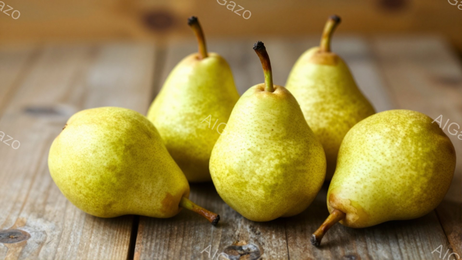 画像には、木製のテーブルの上に並んだ4つの黄色い梨が写っています。梨はそれぞれ形が少しずつ異なり、表面には小さな斑点が見られます。背景は木目の美しいテーブルで、暖かく素朴な雰囲気を醸し出しています。 - AI生成フリー素材