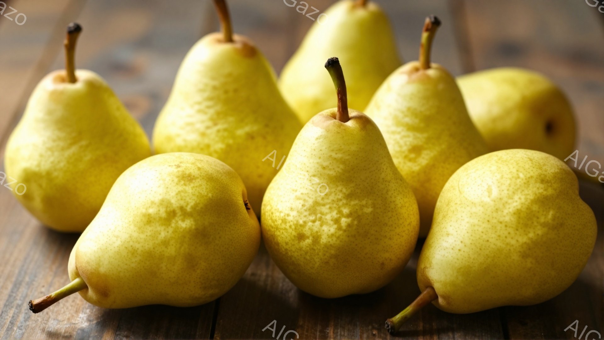 鮮やかな黄色の梨が、木製のテーブルの上に並べられています。梨はそれぞれ形が少しずつ異なり、表面には細かい斑点が見られます。全体的に暖かく、素朴な雰囲気が漂っています。
