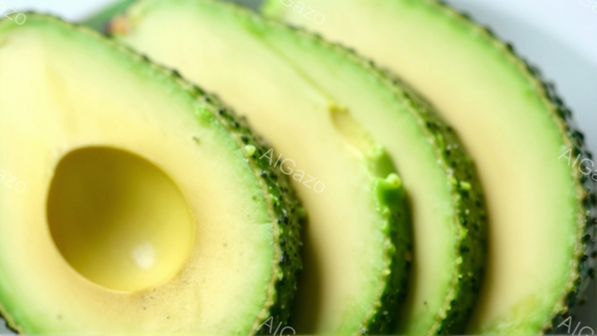 アボカドがスライスされ、並べられています。果肉は鮮やかな黄緑色で、種は明るい黄色です。背景はぼやけており、焦点はアボカドのテクスチャと色合いに当てられています。 - AI生成フリー素材