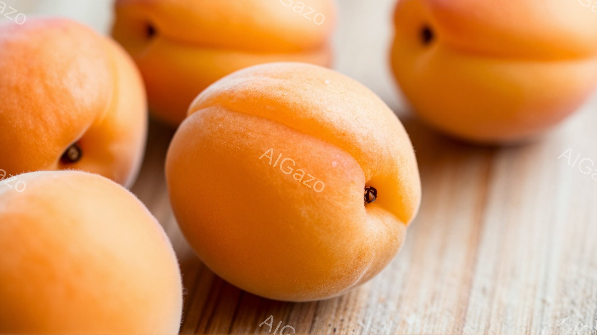 鮮やかなオレンジ色の桃が、木製のテーブルの上に並べられています。桃は丸みを帯びており、表面にはうっすらと産毛が生えています。背景はぼやけており、桃が際立って見えます。 - AI生成フリー素材
