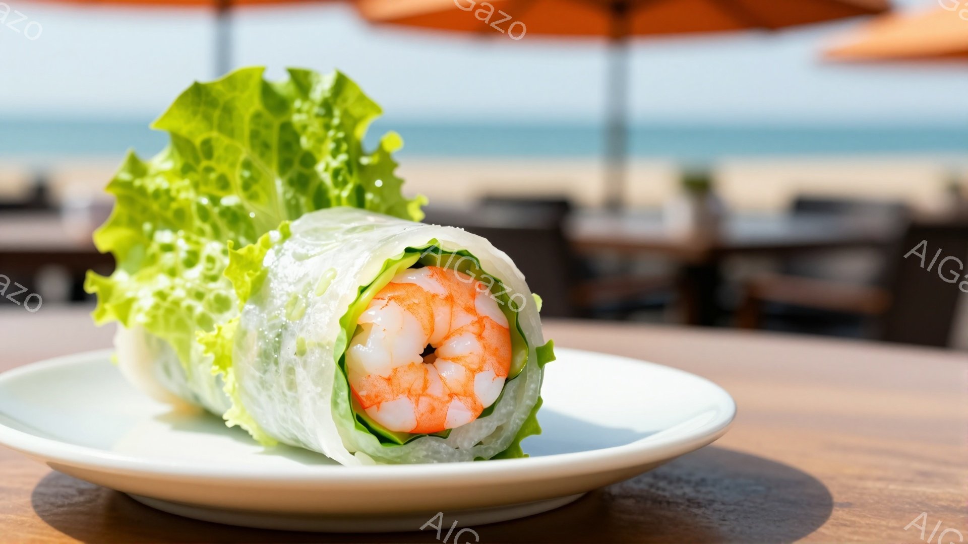 白い皿の上に、エビと野菜を包んだ透明な春巻きが置かれています。背景には、ぼやけたビーチとパラソル、そしてテーブルと椅子が見え、晴れた日のリゾート地の雰囲気です。鮮やかな緑色の葉が春巻きの端から飛び出し - AI生成フリー素材