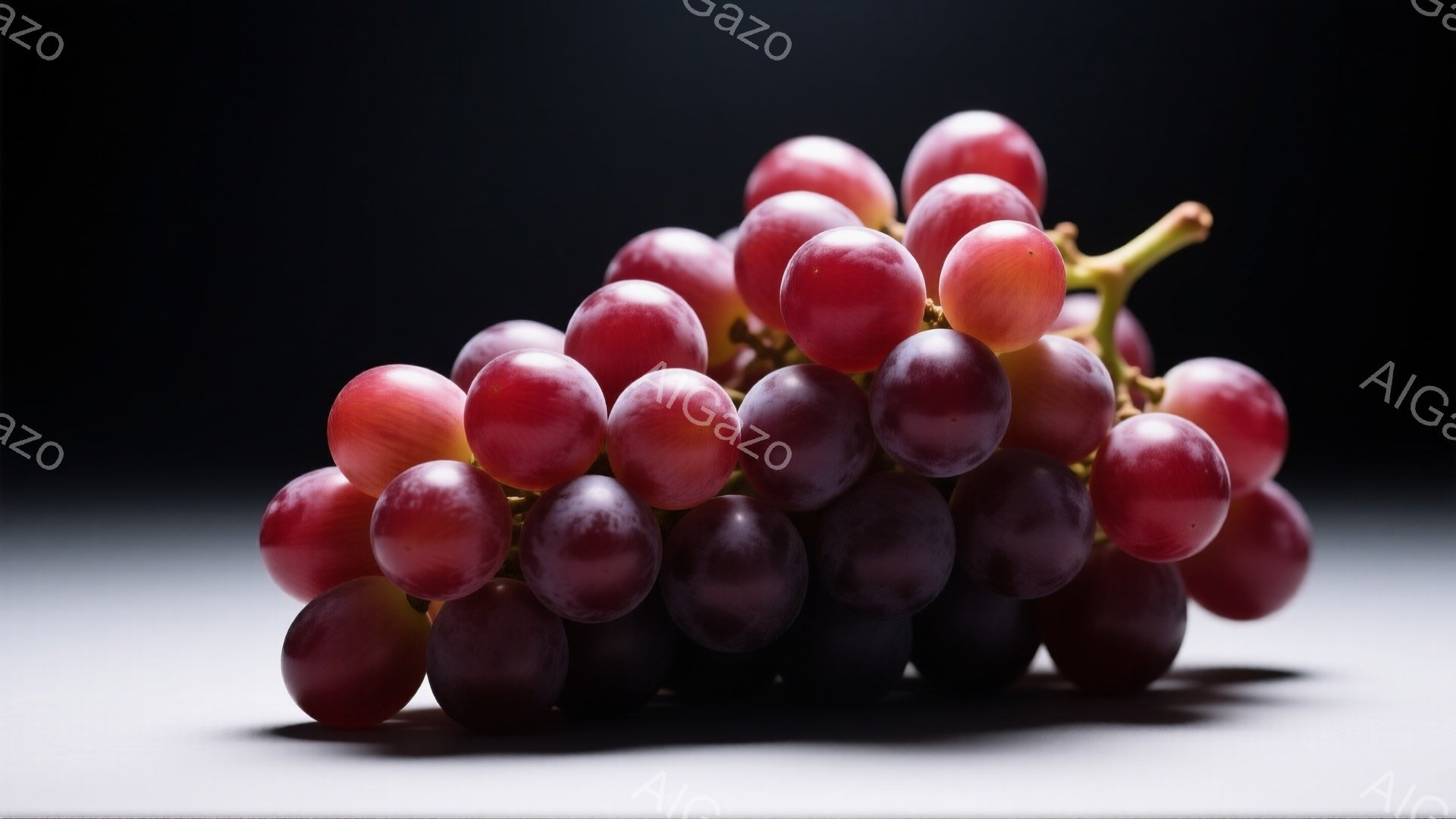 鮮やかな赤紫色のブドウの房が、白い背景に浮かび上がっています。ブドウは密に密集し、光沢があり、新鮮でジューシーな印象を与えます。影がわずかにあり、立体感が強調され、自然な雰囲気を醸し出しています。