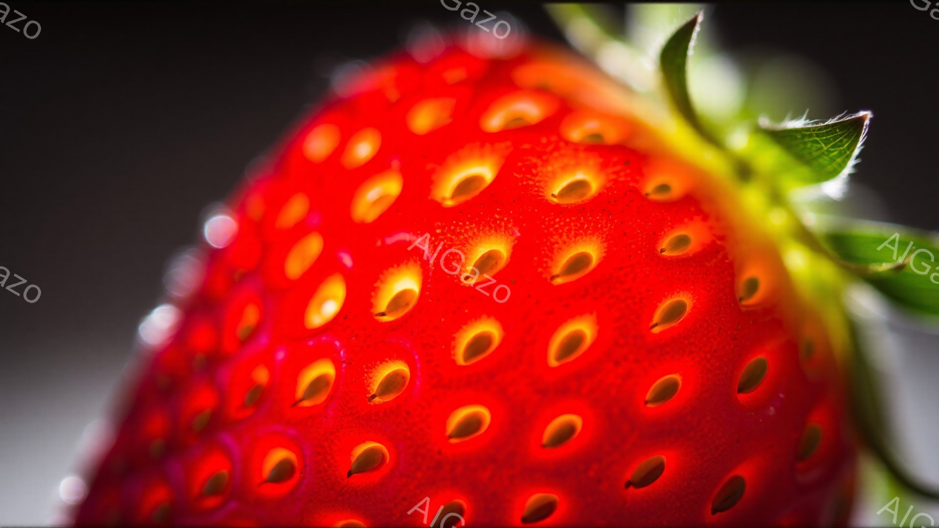 鮮やかな赤色のいちごが画面を占め、表面には小さな種が密集して並んでいる。緑色の葉と茎が上部にわずかに見え、光の反射が表面の質感を強調している。背景は暗くぼやけており、いちごが際立つように焦点が合ってい - AI生成フリー素材