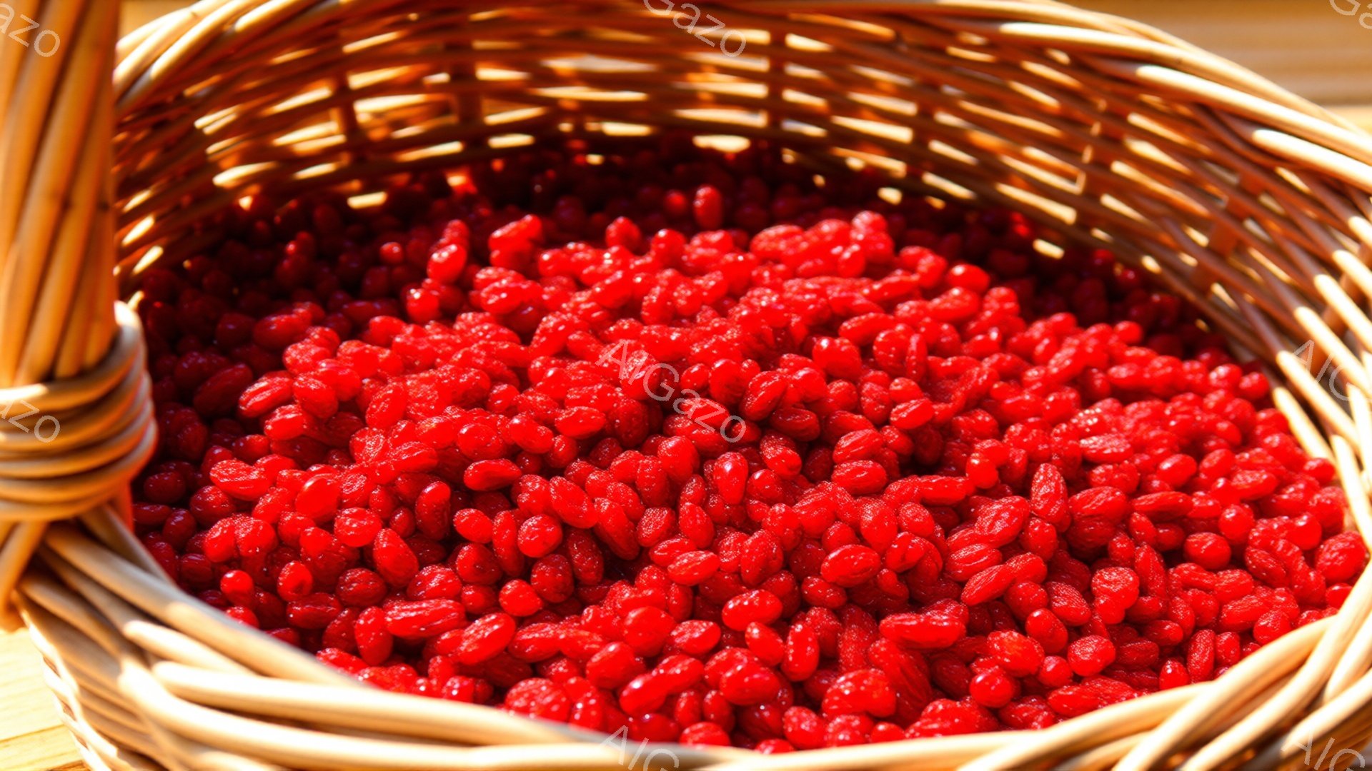 籠の中に真っ赤なゴジベリーがぎっしりと詰まっています。籠は茶色の籐編みで、自然な風合いが感じられます。鮮やかな赤色のゴジベリーと籐のコントラストが、健康的なイメージを喚起させます。