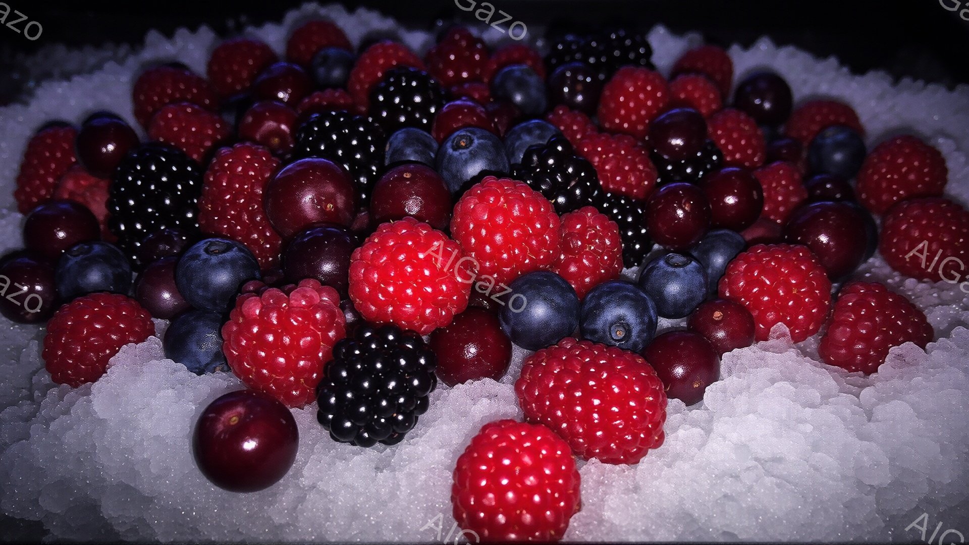 鮮やかなラズベリー、ブラックベリー、そして濃い赤色のベリーが、砕いた氷の上に散りばめられています。ベリーたちはそれぞれ丸みを帯びた形をしており、表面には細かい粒が確認できます。氷の白い背景がベリーの色 - AI生成フリー素材