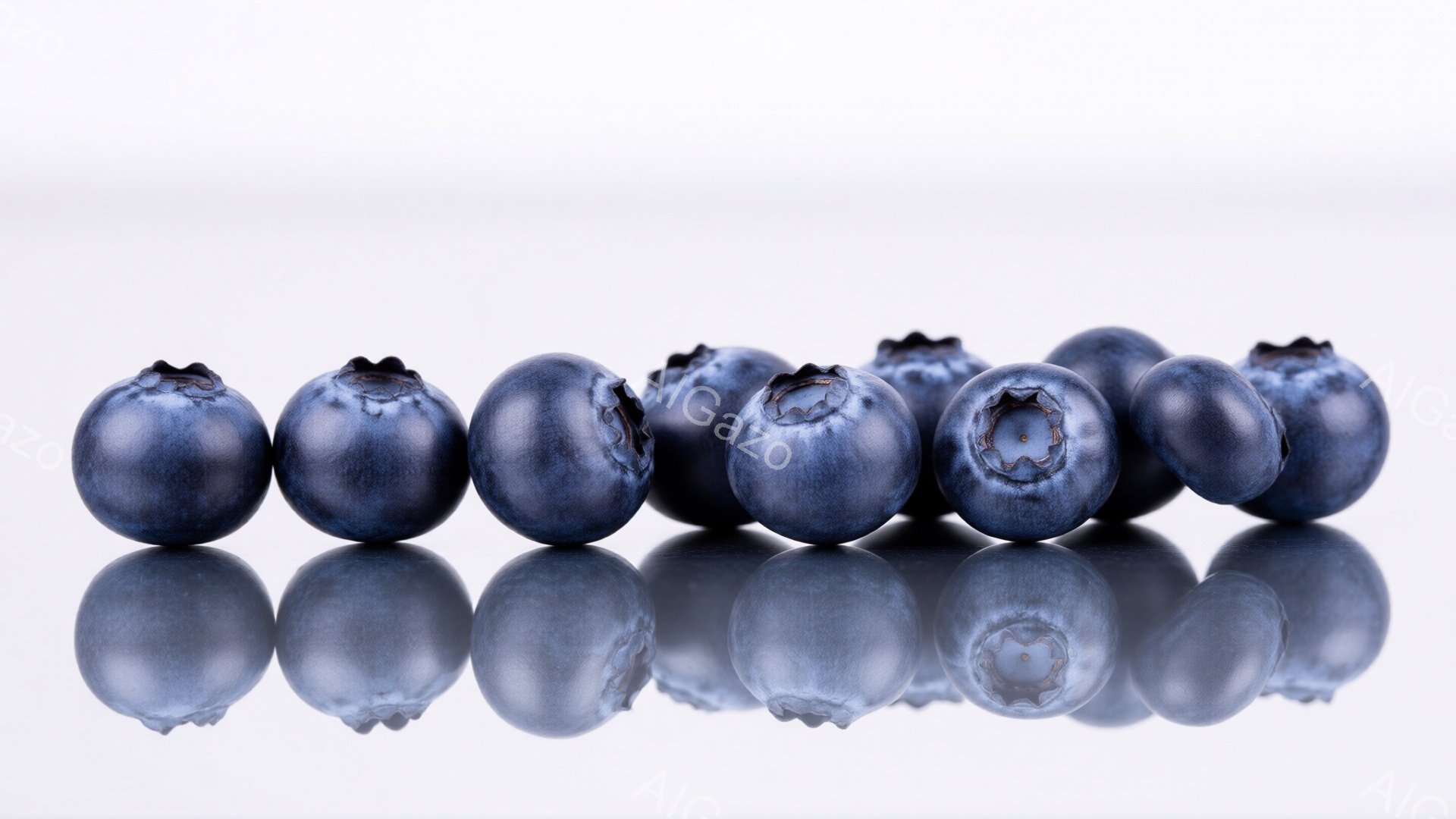 鮮やかな青色のブルーベリーが横一列に並べられています。それぞれのブルーベリーは光沢があり、表面には小さな粒が見られます。下には、滑らかな表面にブルーベリーが反射した、見事な影が映り込んでいます。