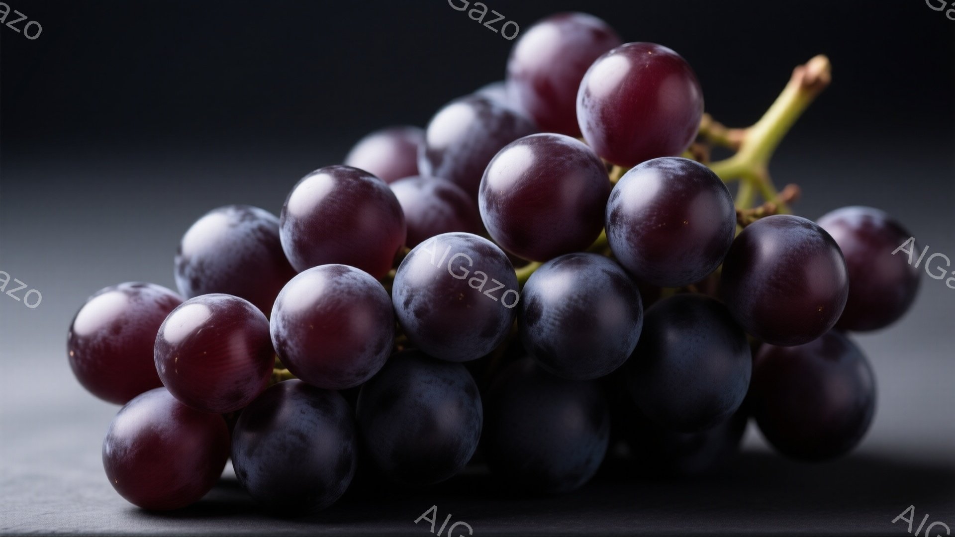 濃い紫色のぶどうの房が、荒い灰色の表面の上に置かれています。ぶどうは丸く、艶があり、それぞれの表面には光の反射が見られます。背景は暗く、ぶどうの鮮やかな色を際立たせており、全体的に落ち着いた雰囲気です - AI生成フリー素材